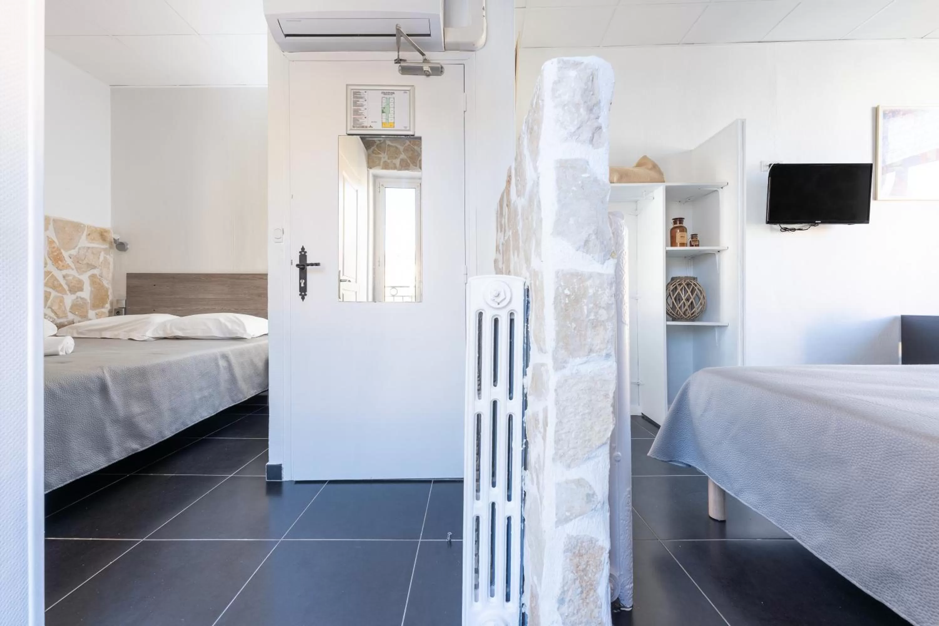 Communal lounge/ TV room, Bed in Hotel De Belgique à Menton