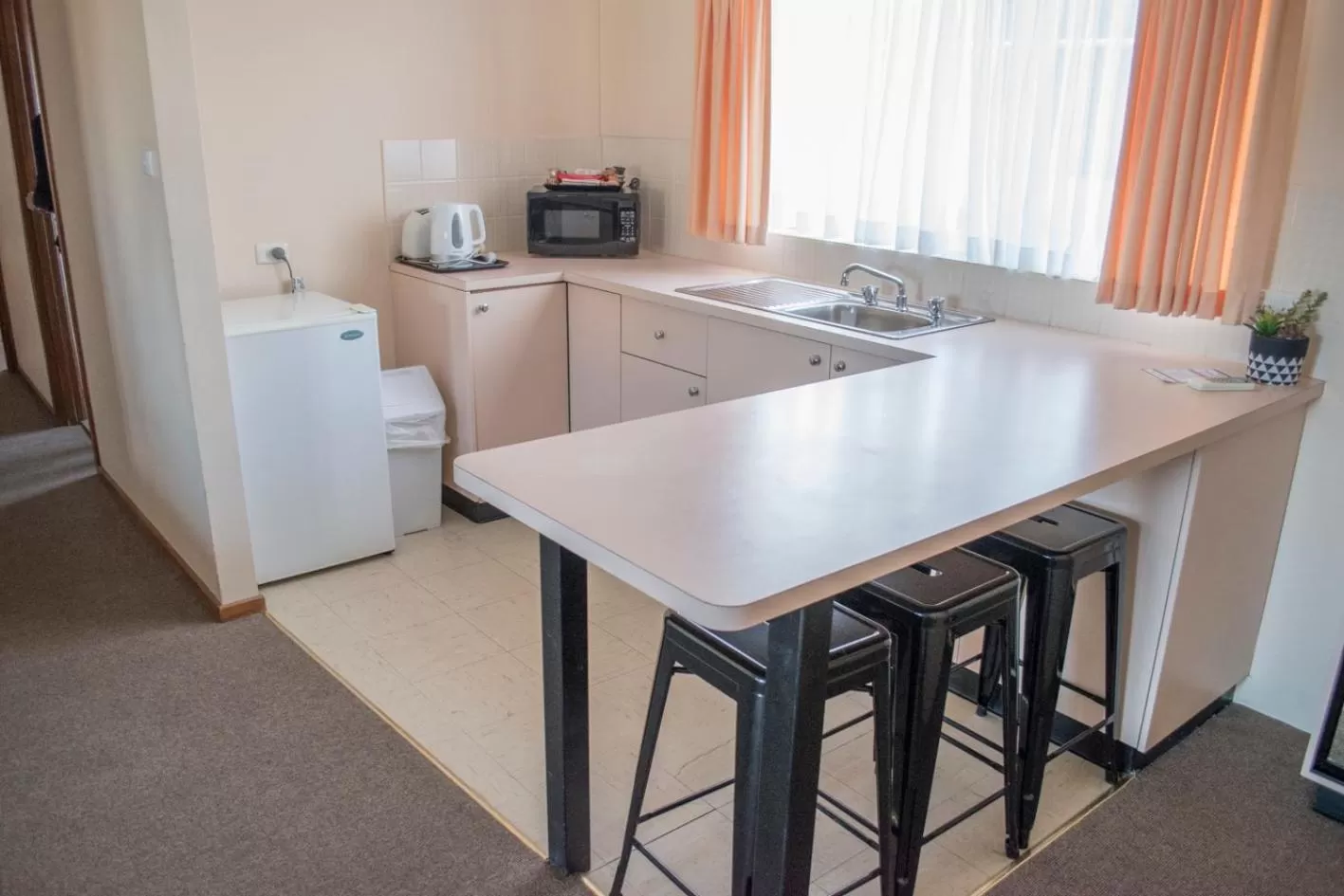 Kitchen or kitchenette in Highway Inn Motel