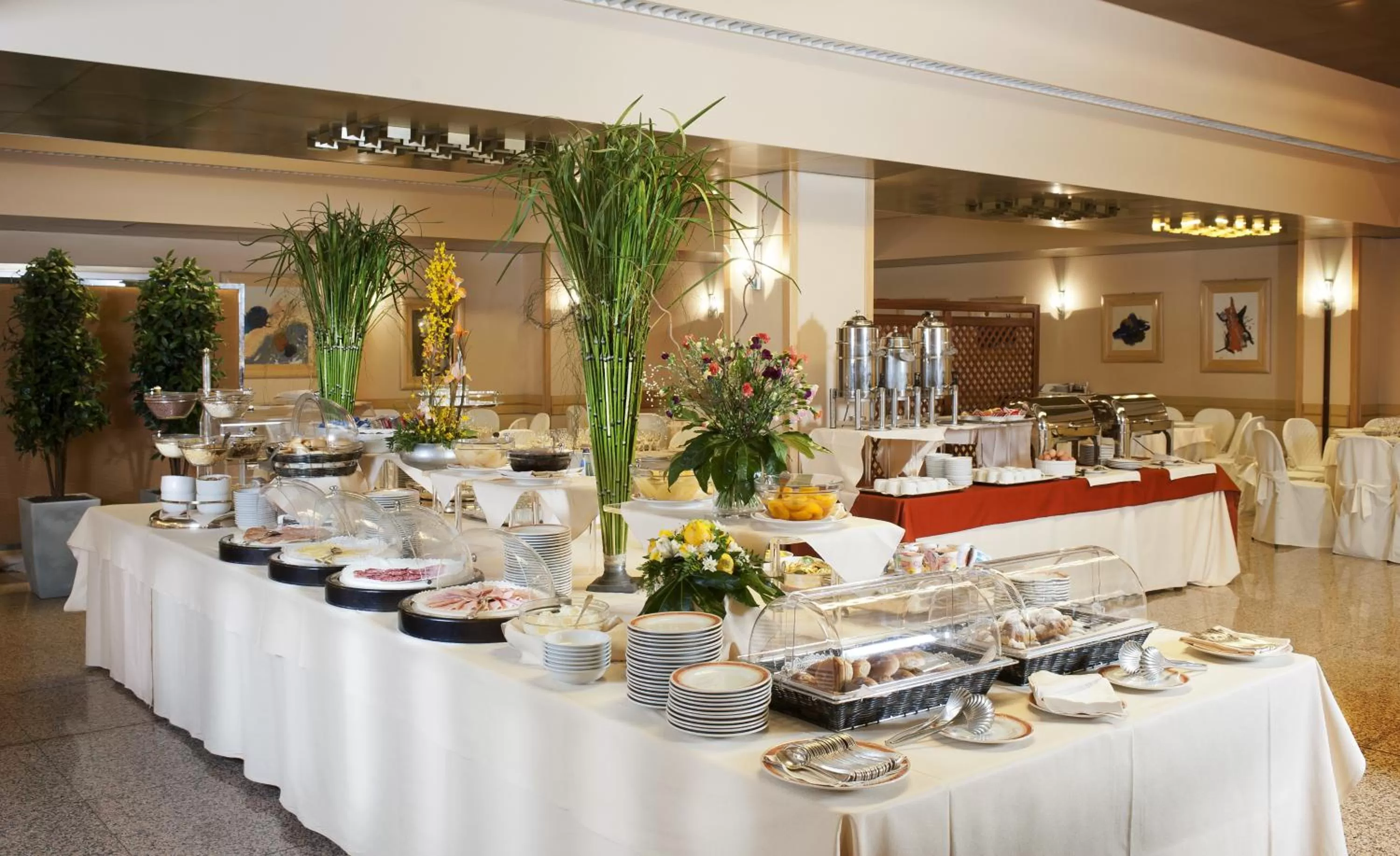 Restaurant/places to eat in Astoria Palace Hotel