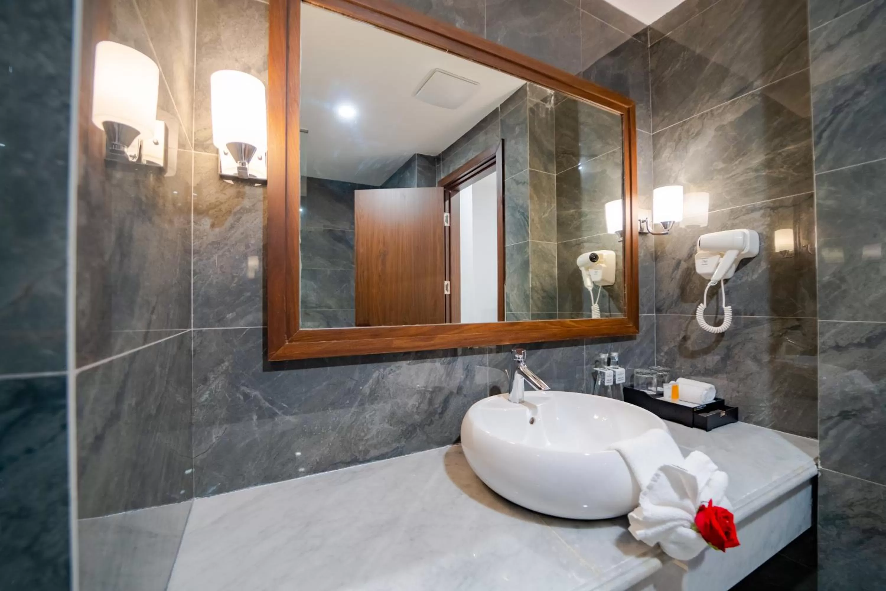 Shower in Paddington Hotel Halong Bayview