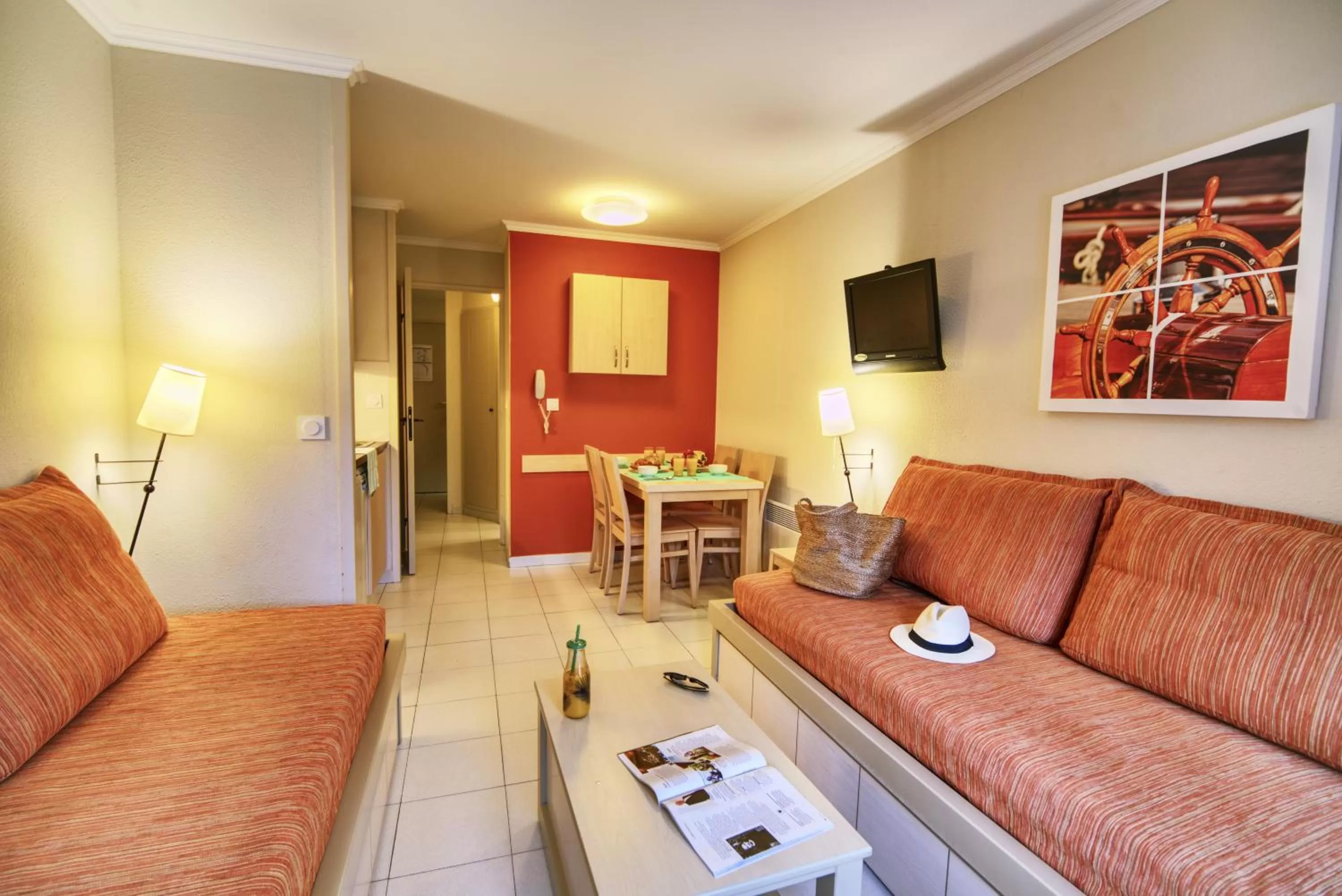 Communal lounge/ TV room in Résidence Pierre & Vacances L’Anse De Pramousquier