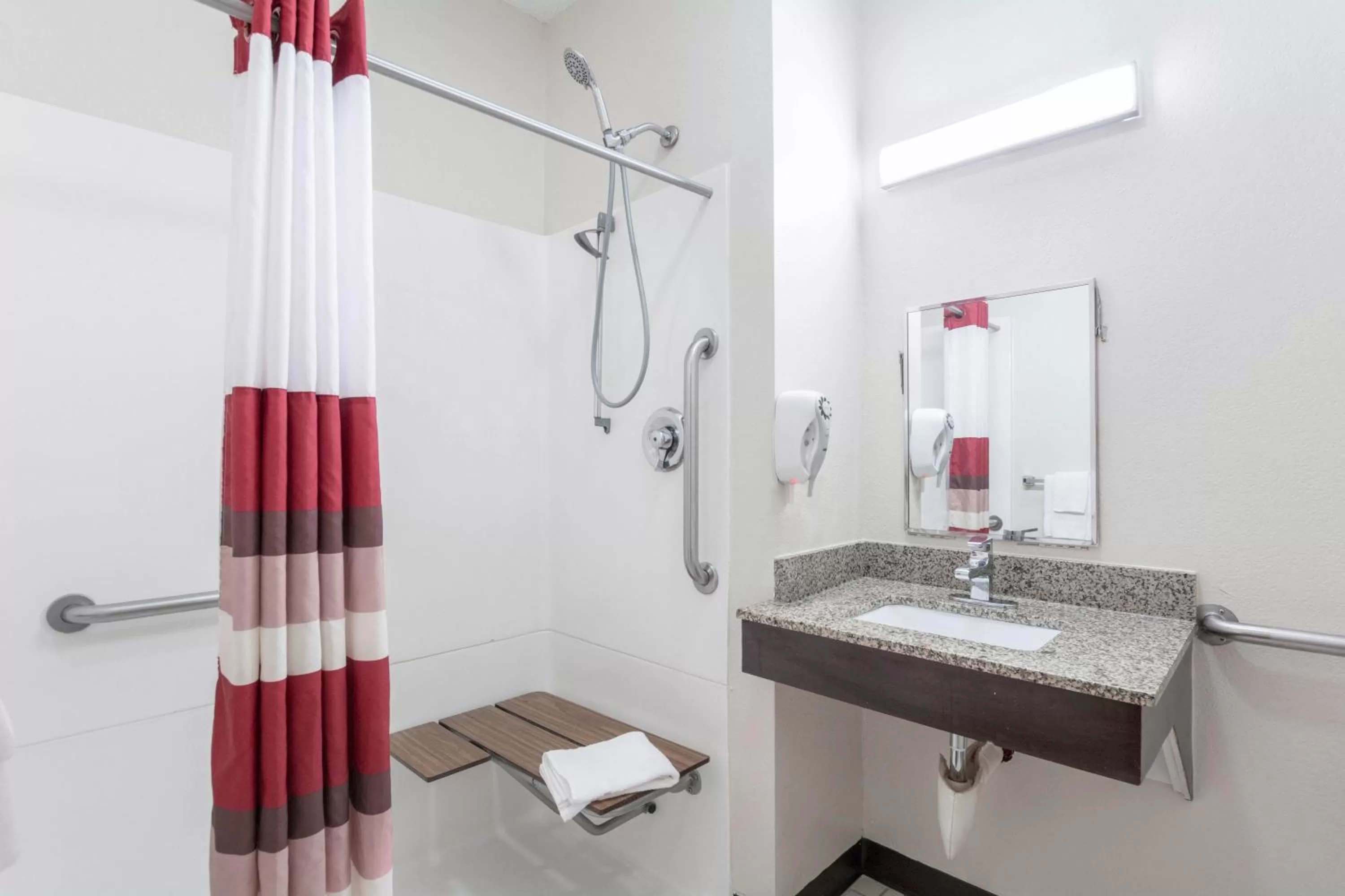 Bathroom in Red Roof Inn Richmond, KY