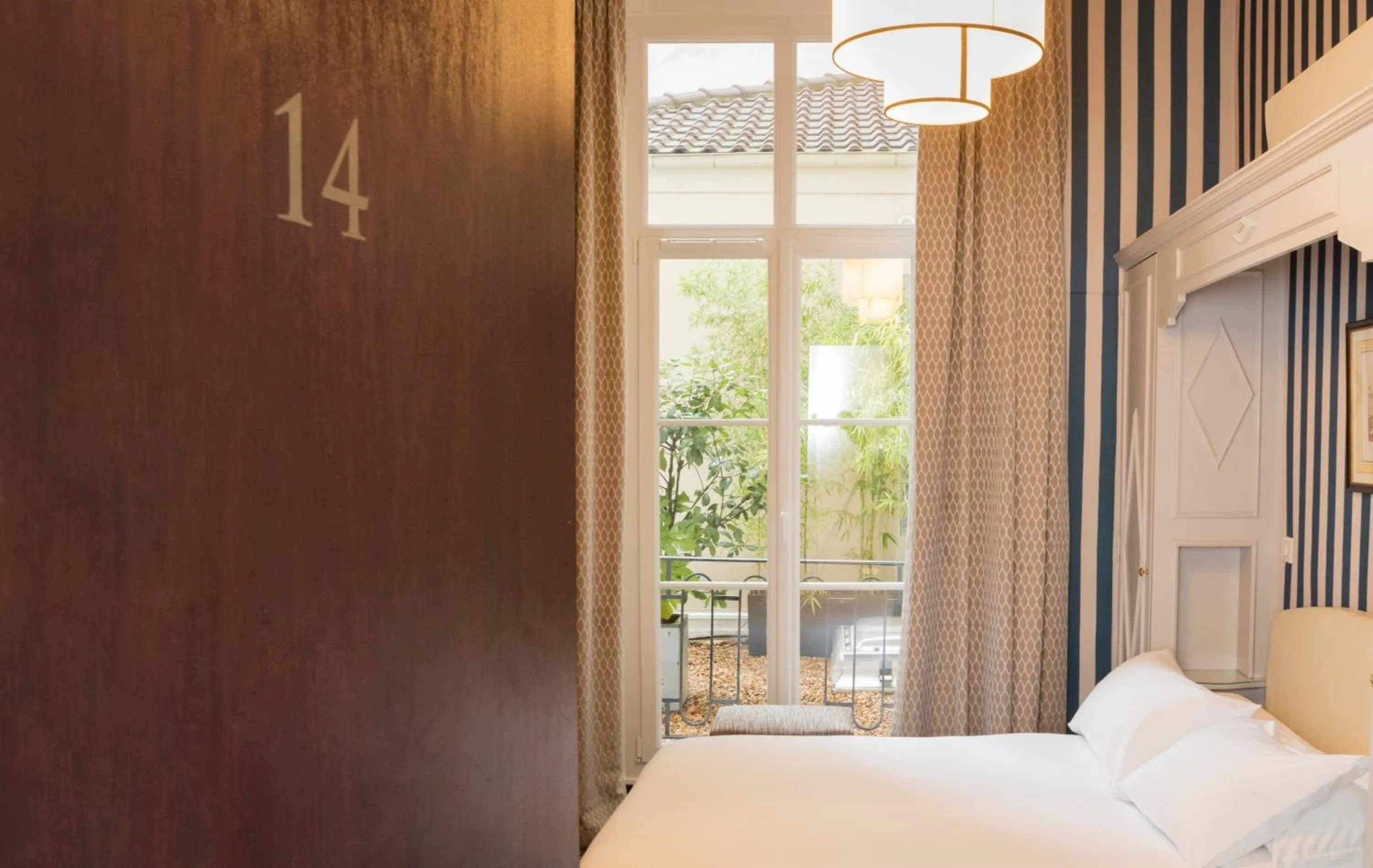 Garden view, Bed in Hôtel Saint Germain