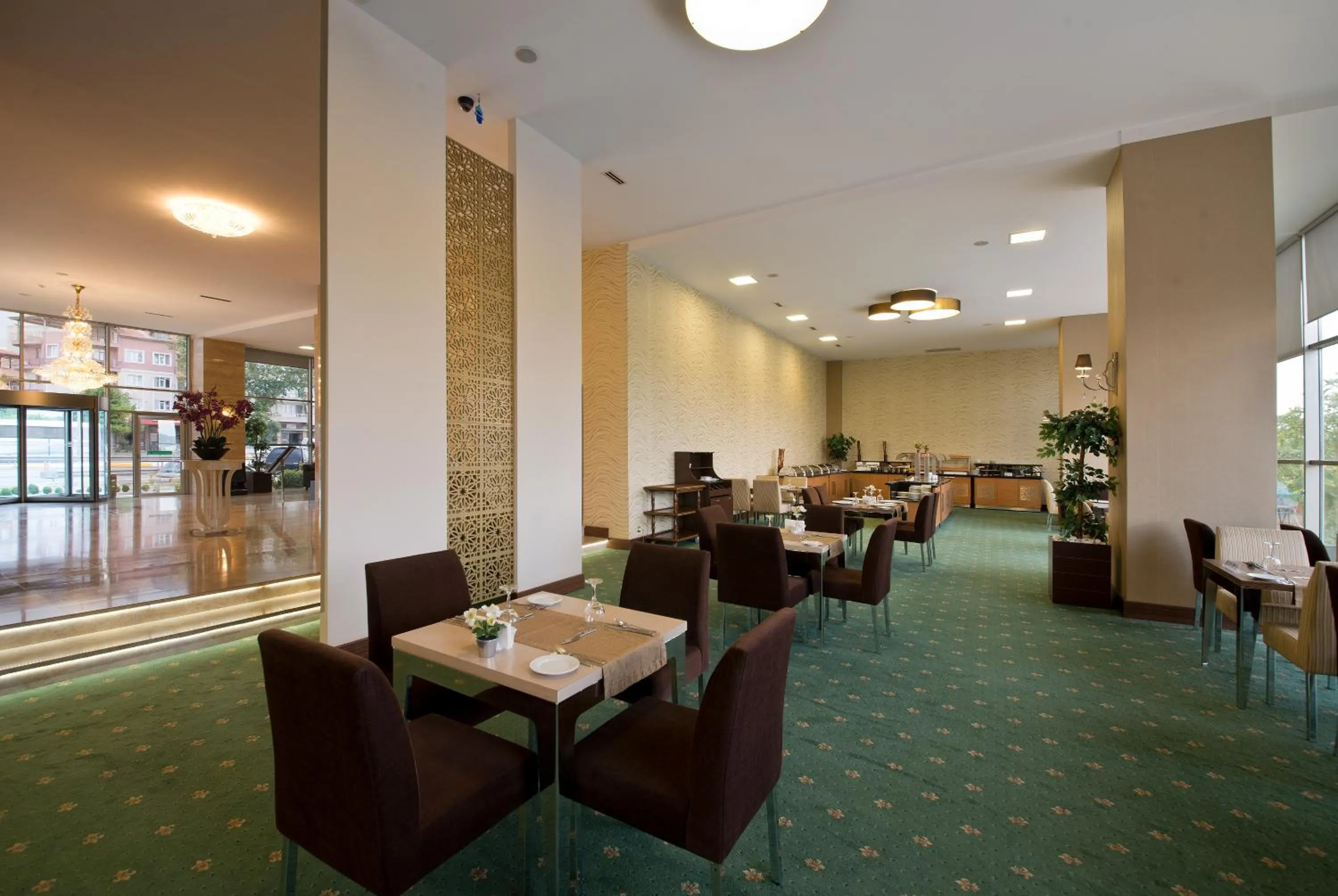 Restaurant/places to eat in North Point Hotel