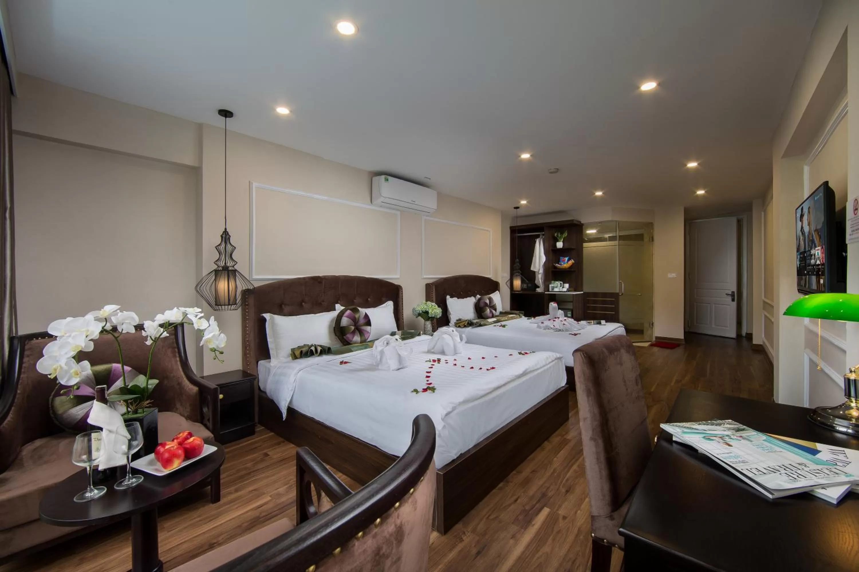 Photo of the whole room, Bed in Splendid Pearlight Hanoi