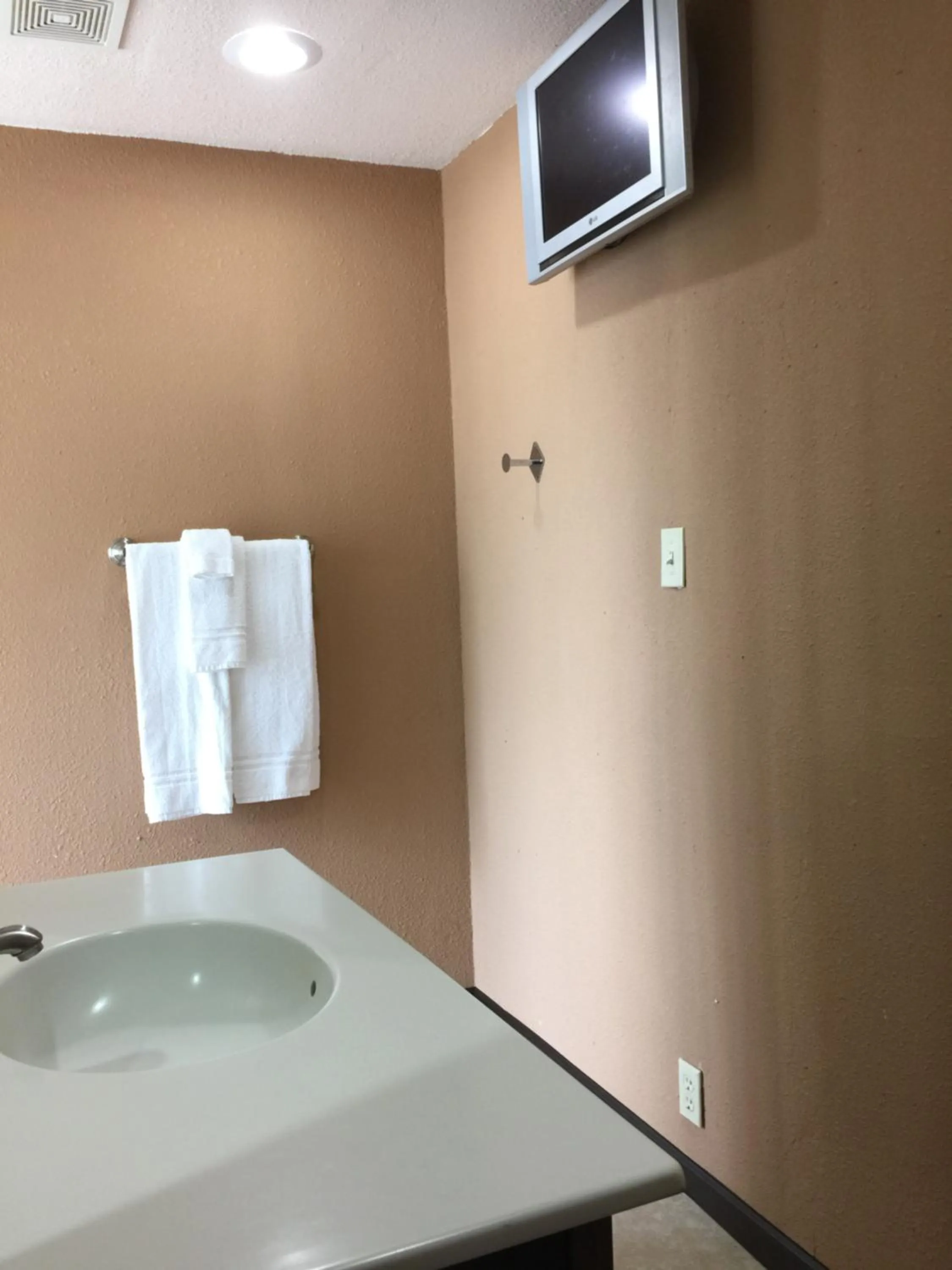 TV and multimedia in Mountain Trail Lodge and Vacation Rentals