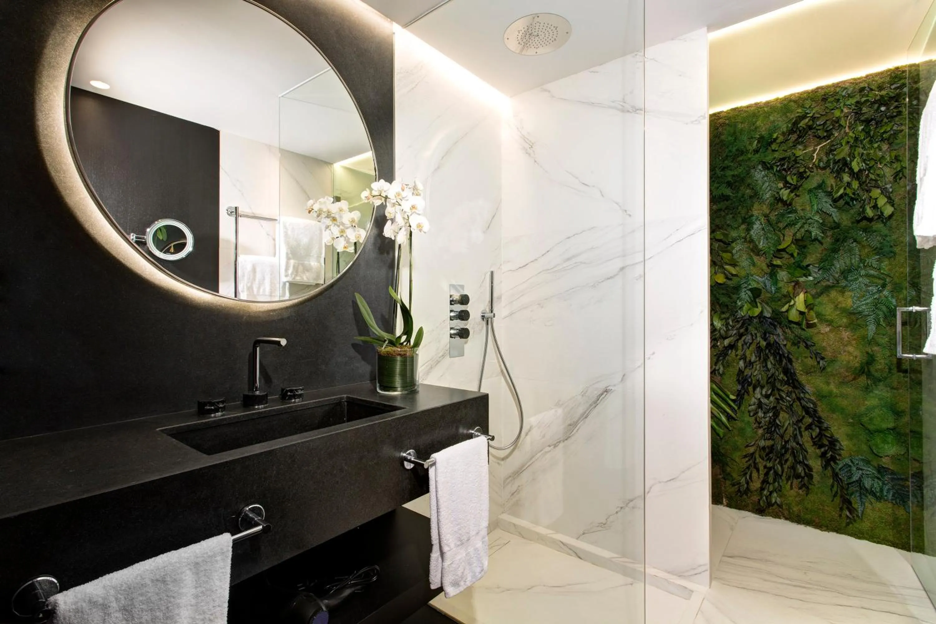 Bathroom in Casa Almagro by The Pavilions Hotels & Resorts