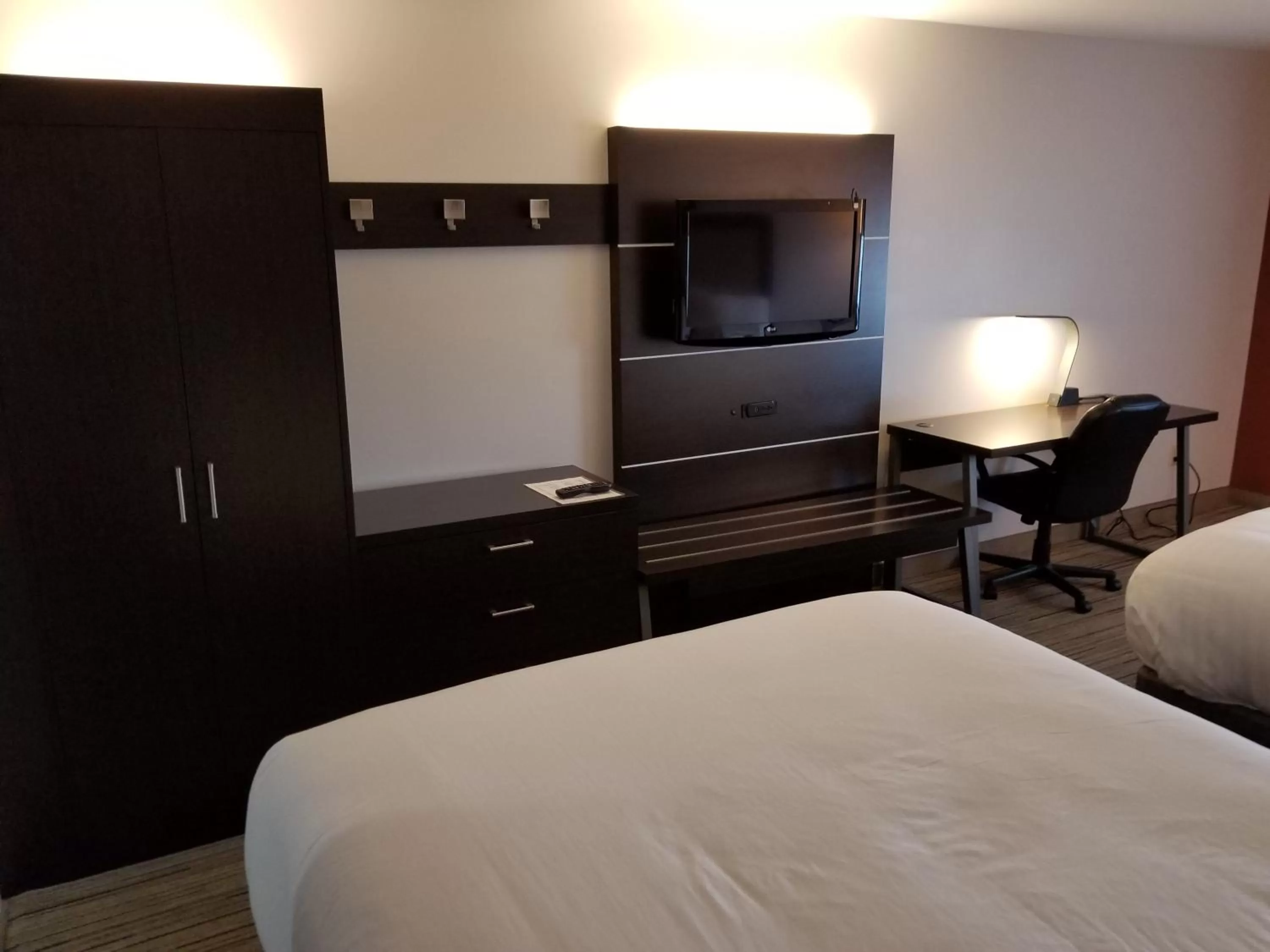 Bedroom, Bed in Holiday Inn Express Birch Run-Frankenmuth Area by IHG