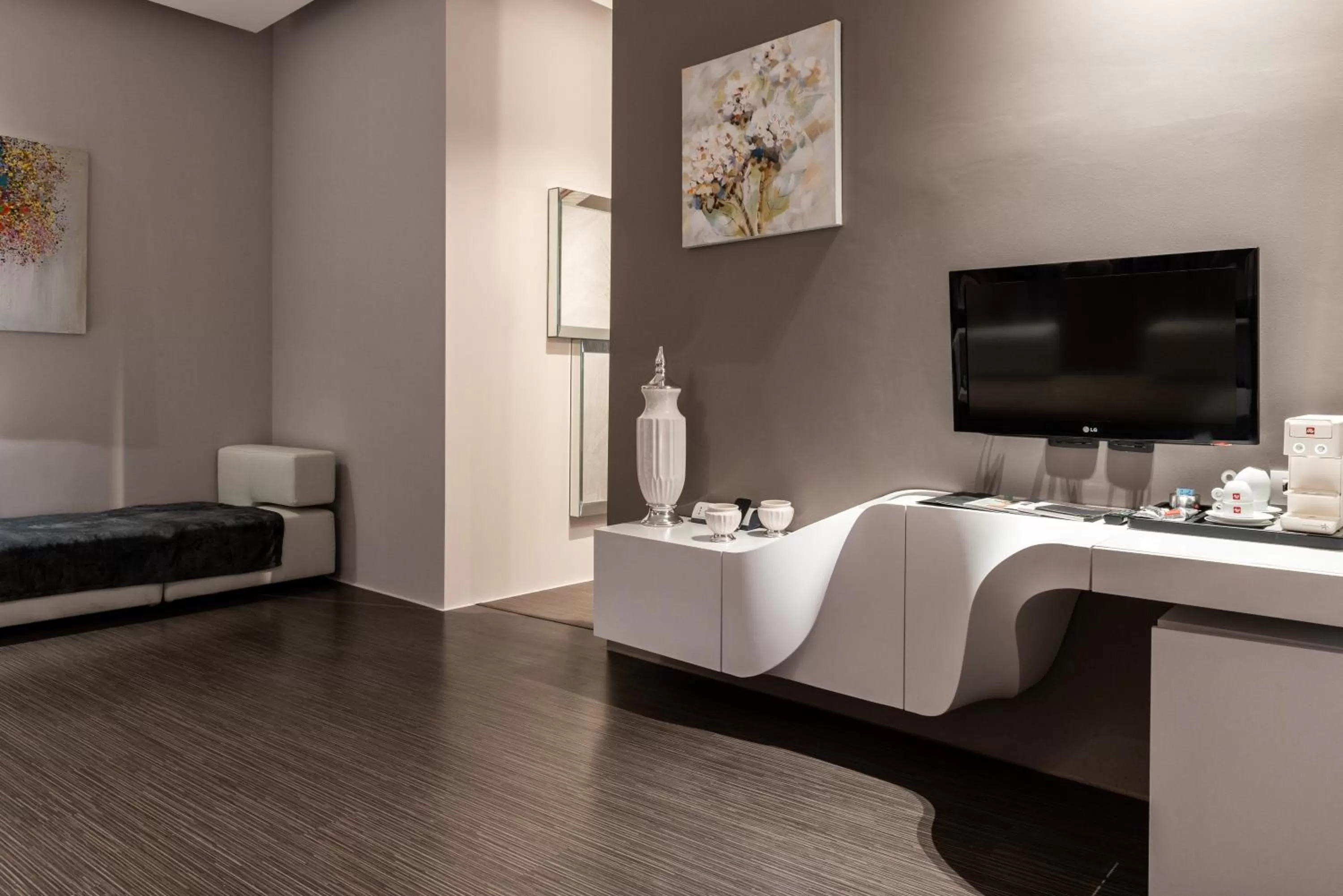 TV and multimedia, Bed in Le Camp Suite & Spa