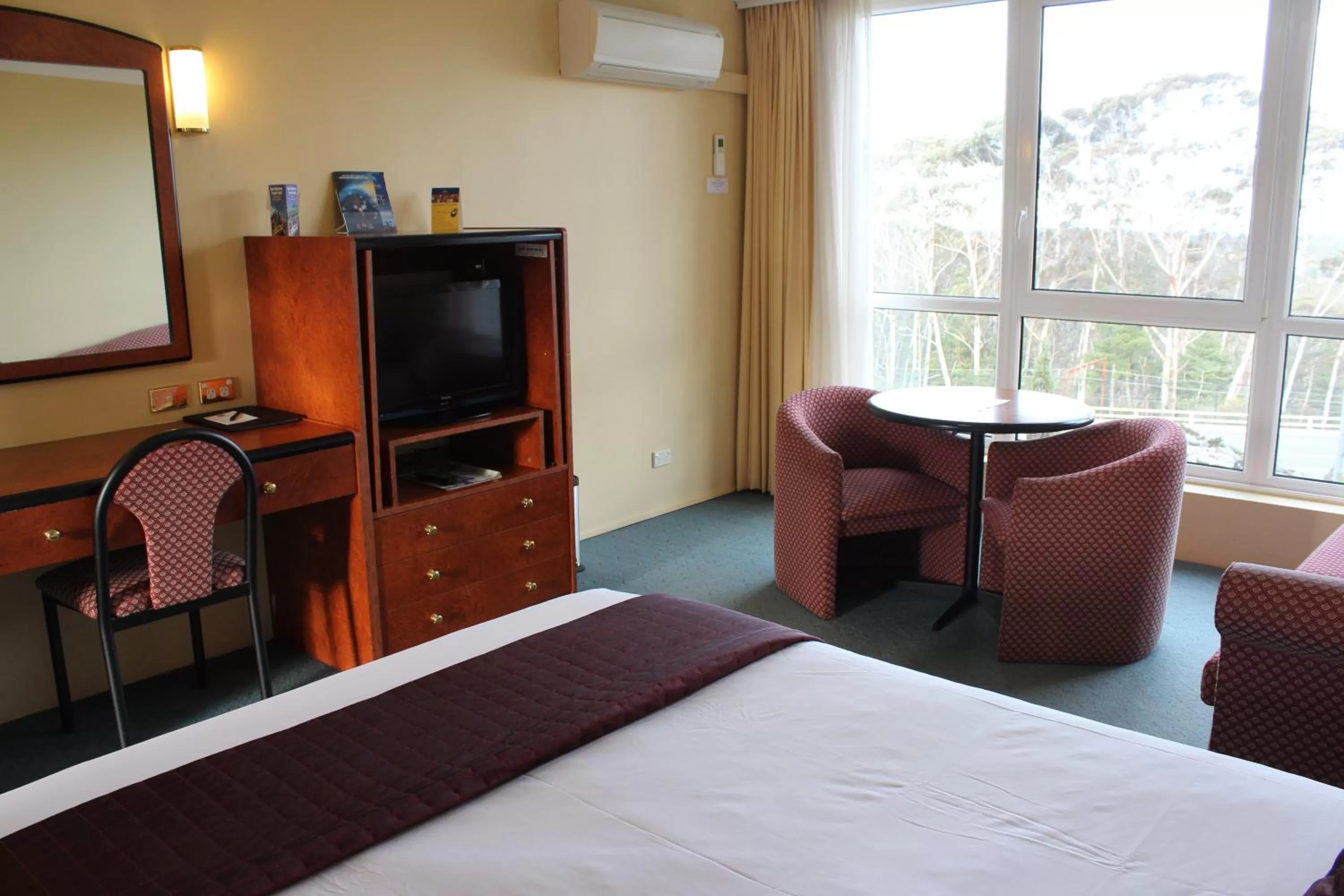 Bed in Alpine Motor Inn