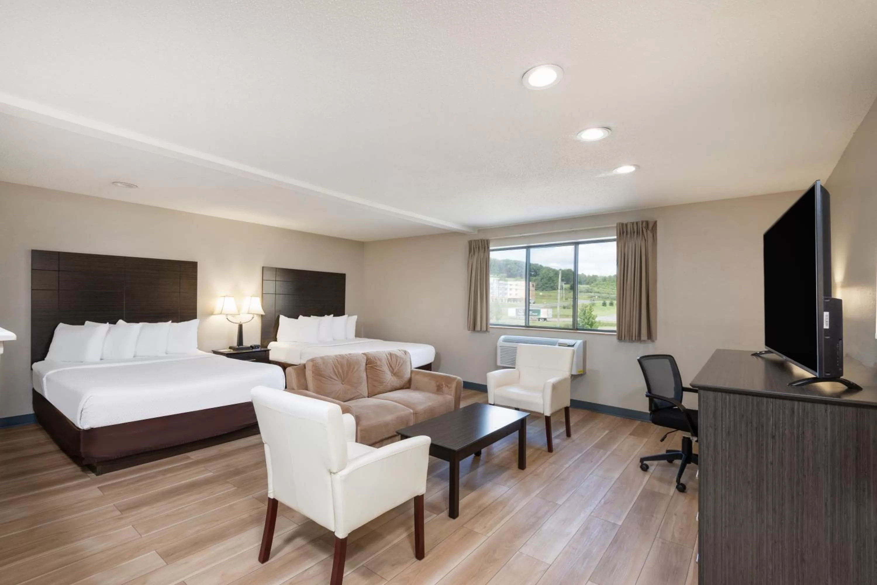 Bed in Days Inn by Wyndham Somerset PA I-70 I-76