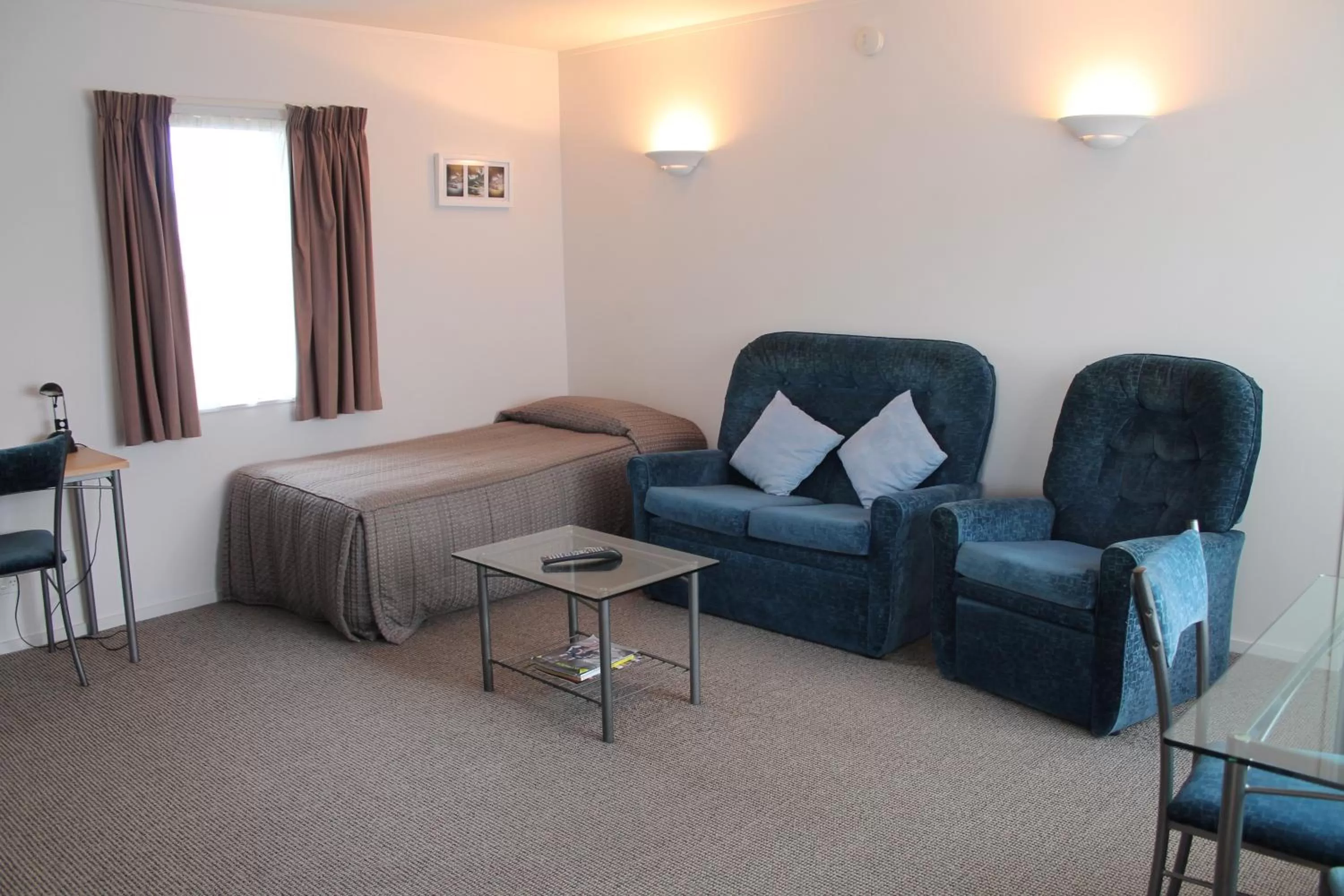 Living room, Bed in Riverview Motel