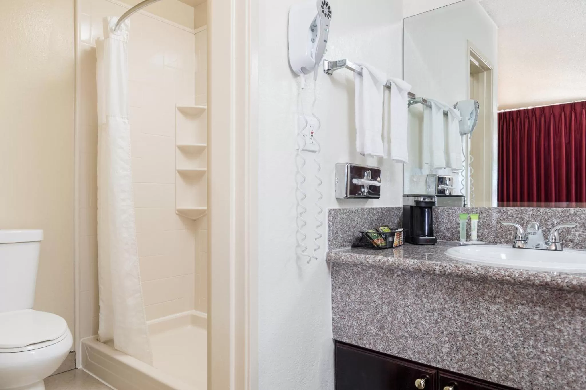 Bathroom in Kings Inn Anaheim at The Park & Convention Center