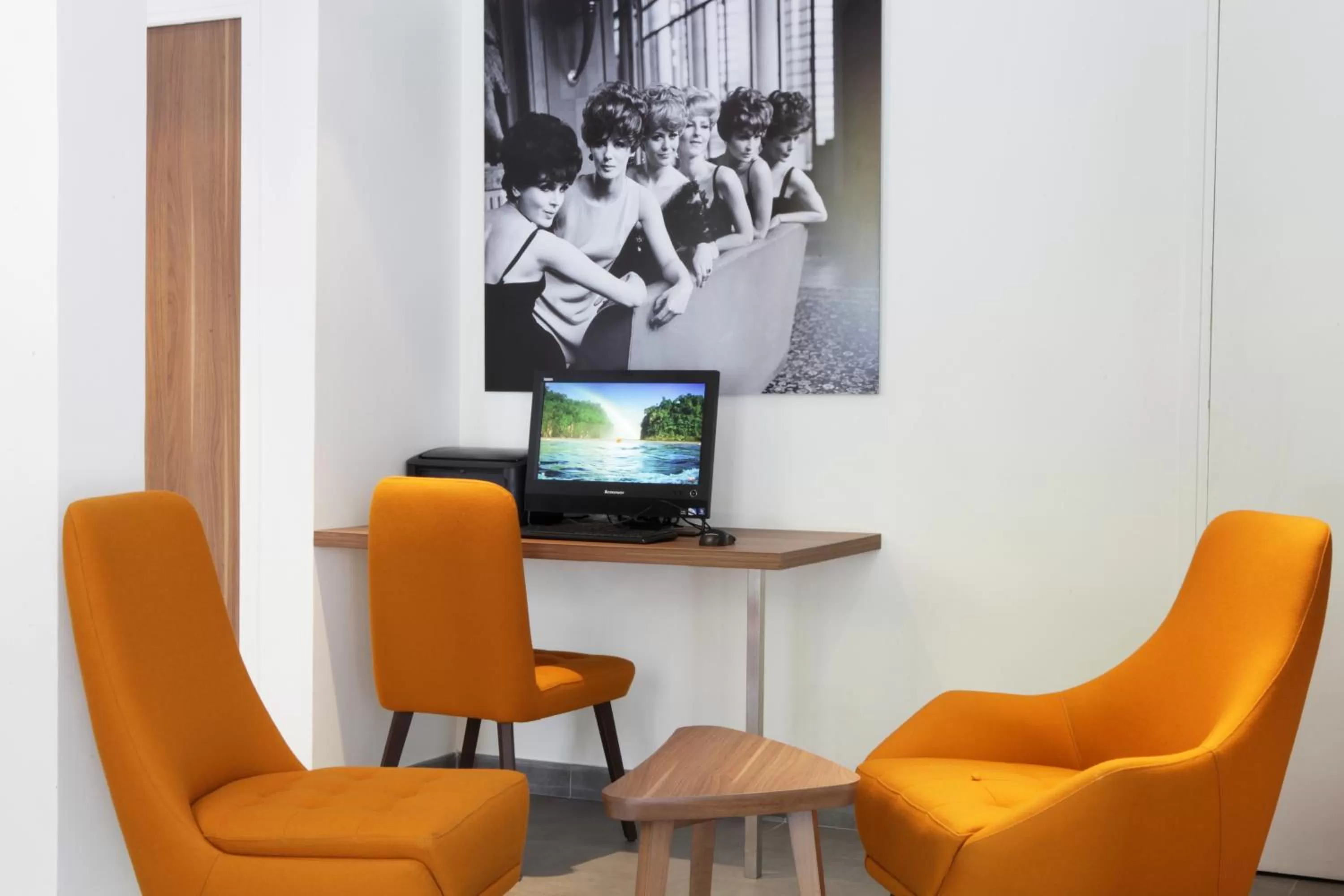 Seating area in Best Western Plus 61 Paris Nation Hotel