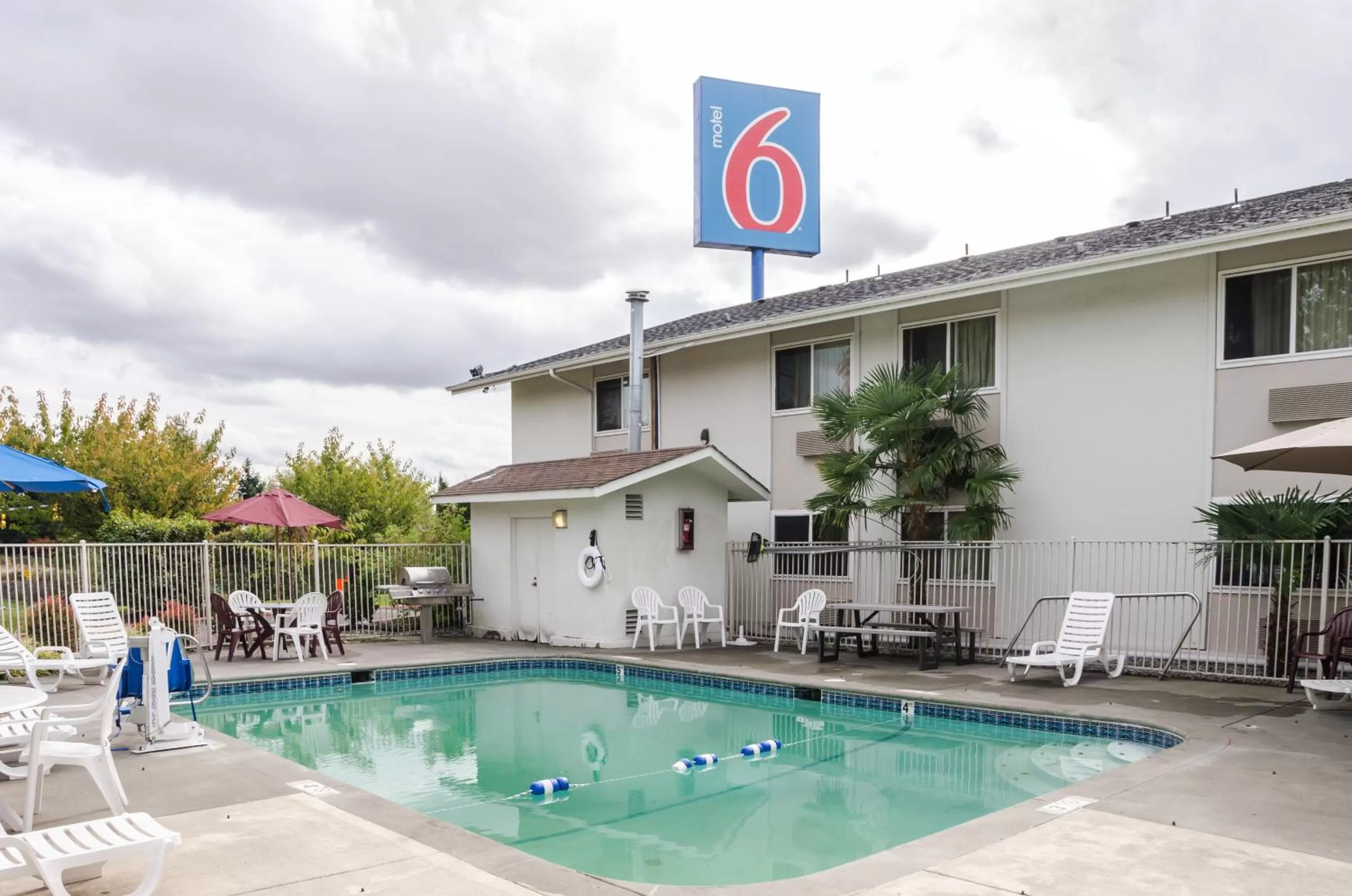 Swimming pool in Motel 6-Seattle, WA - Sea-Tac Airport South