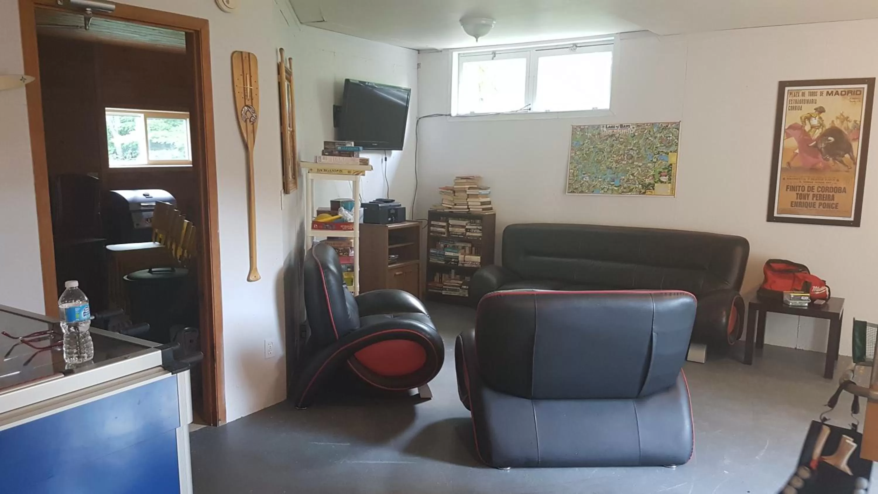 Communal lounge/ TV room in Parkway Cottage Resort and Trading Post