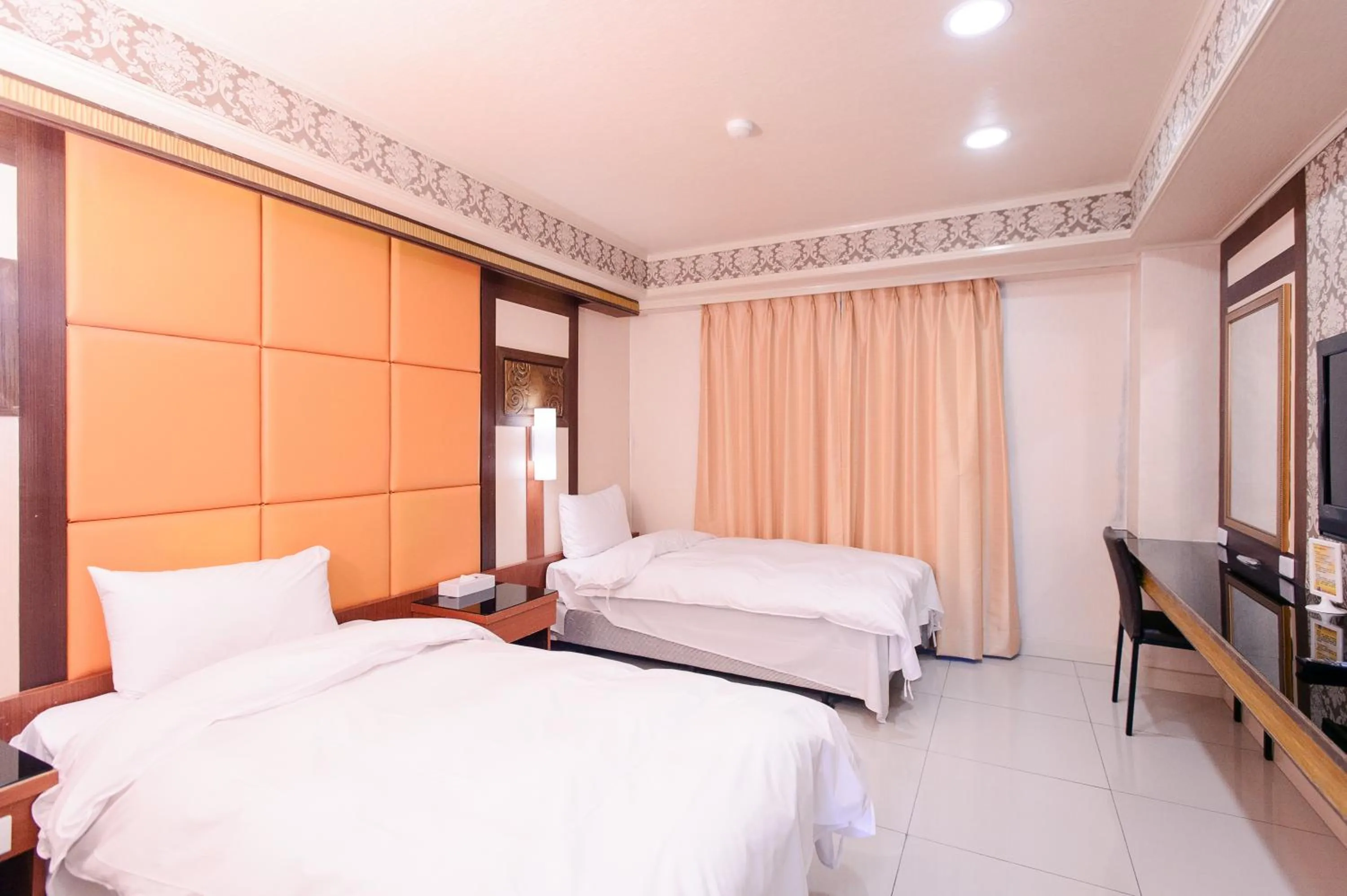 Bedroom, Bed in Duke Business Hotel