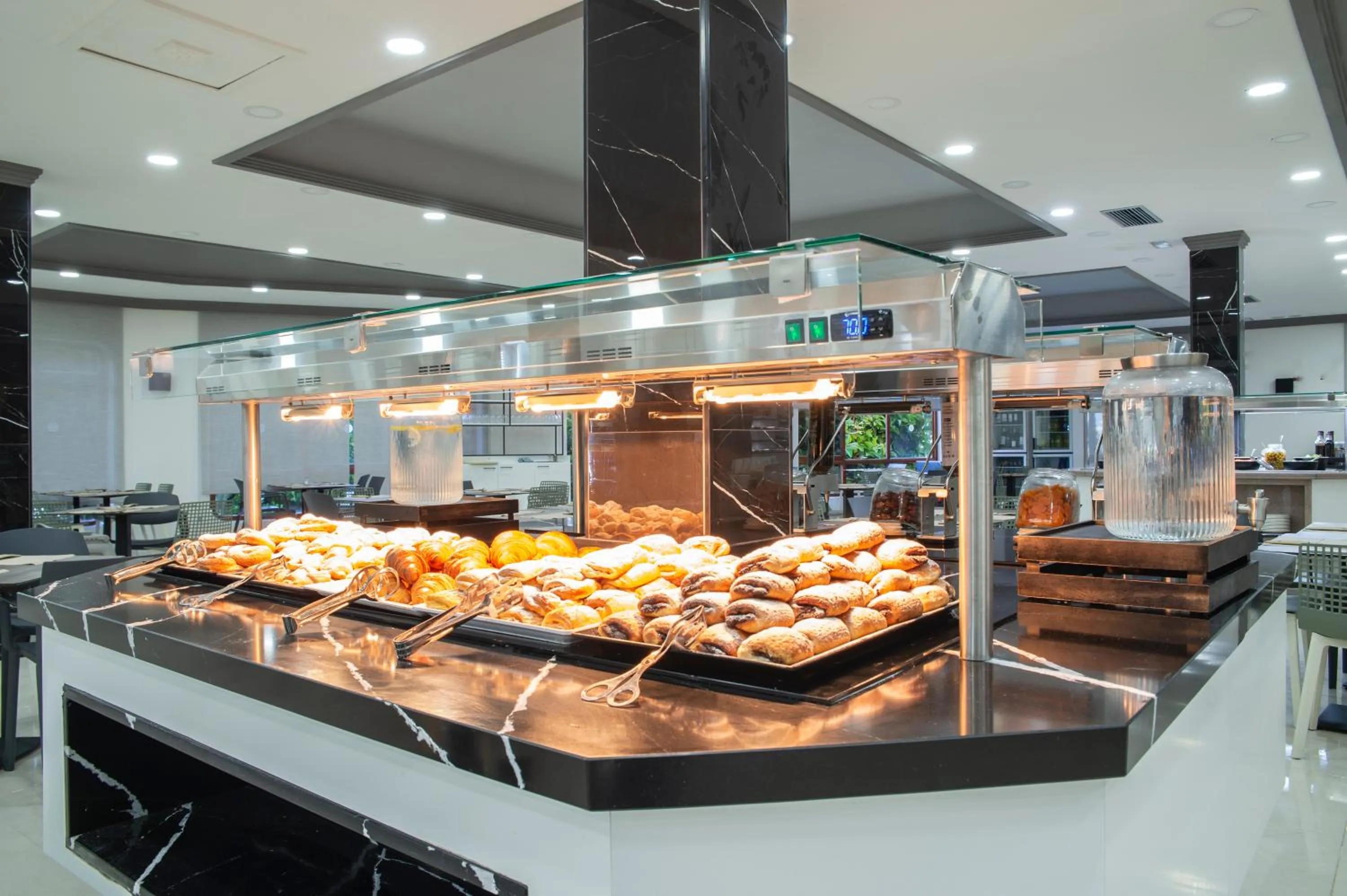 Restaurant/places to eat in Hotel Benidorm East by Pierre & Vacances