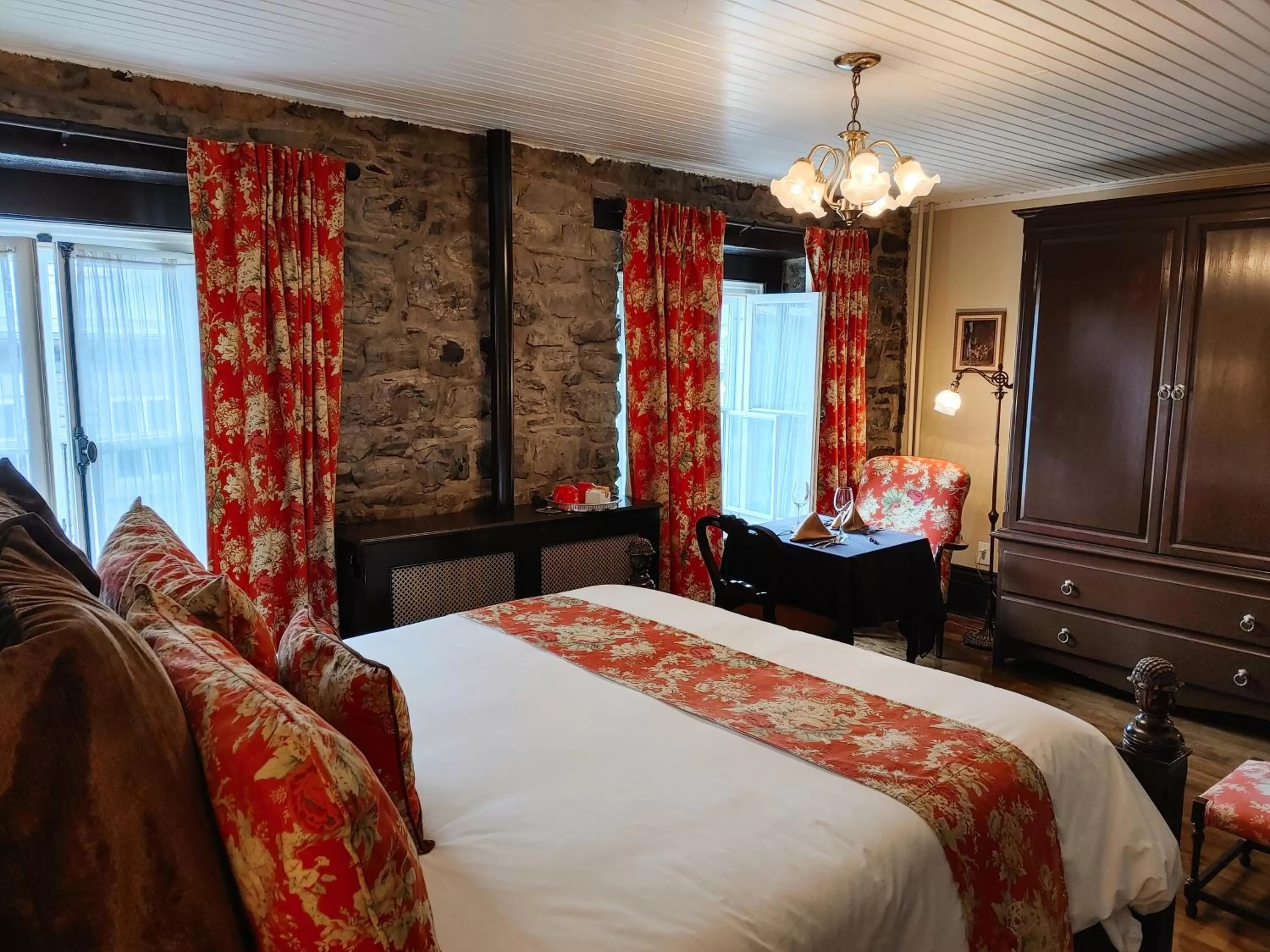 Photo of the whole room, Bed in Le Clos Saint-Louis - Par Aneyro