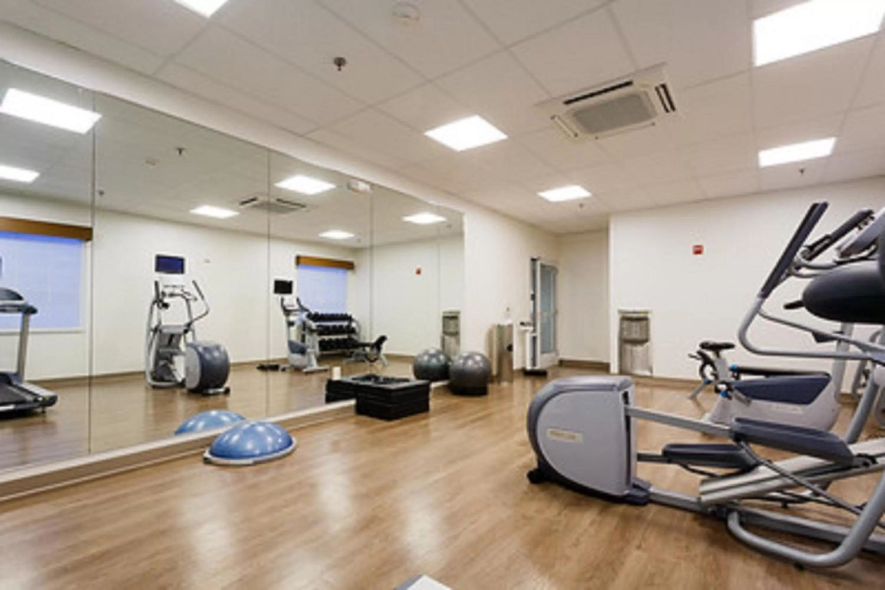 Fitness centre/facilities in Holiday Inn Express Hotel & Suites Reading by IHG