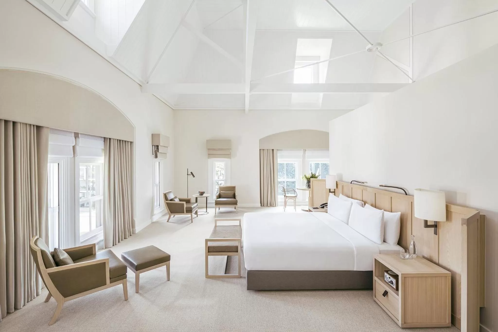 Photo of the whole room, Bed in COMO The Treasury