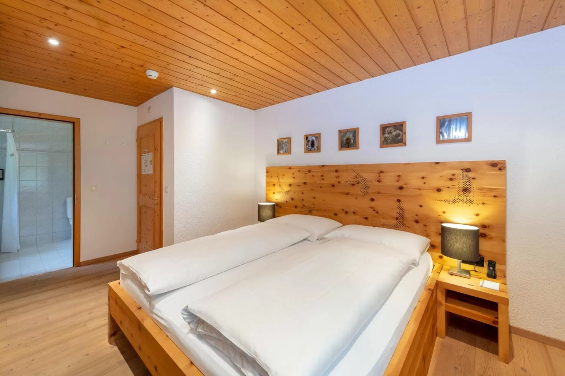 Photo of the whole room, Bed in Berghotel Randolins