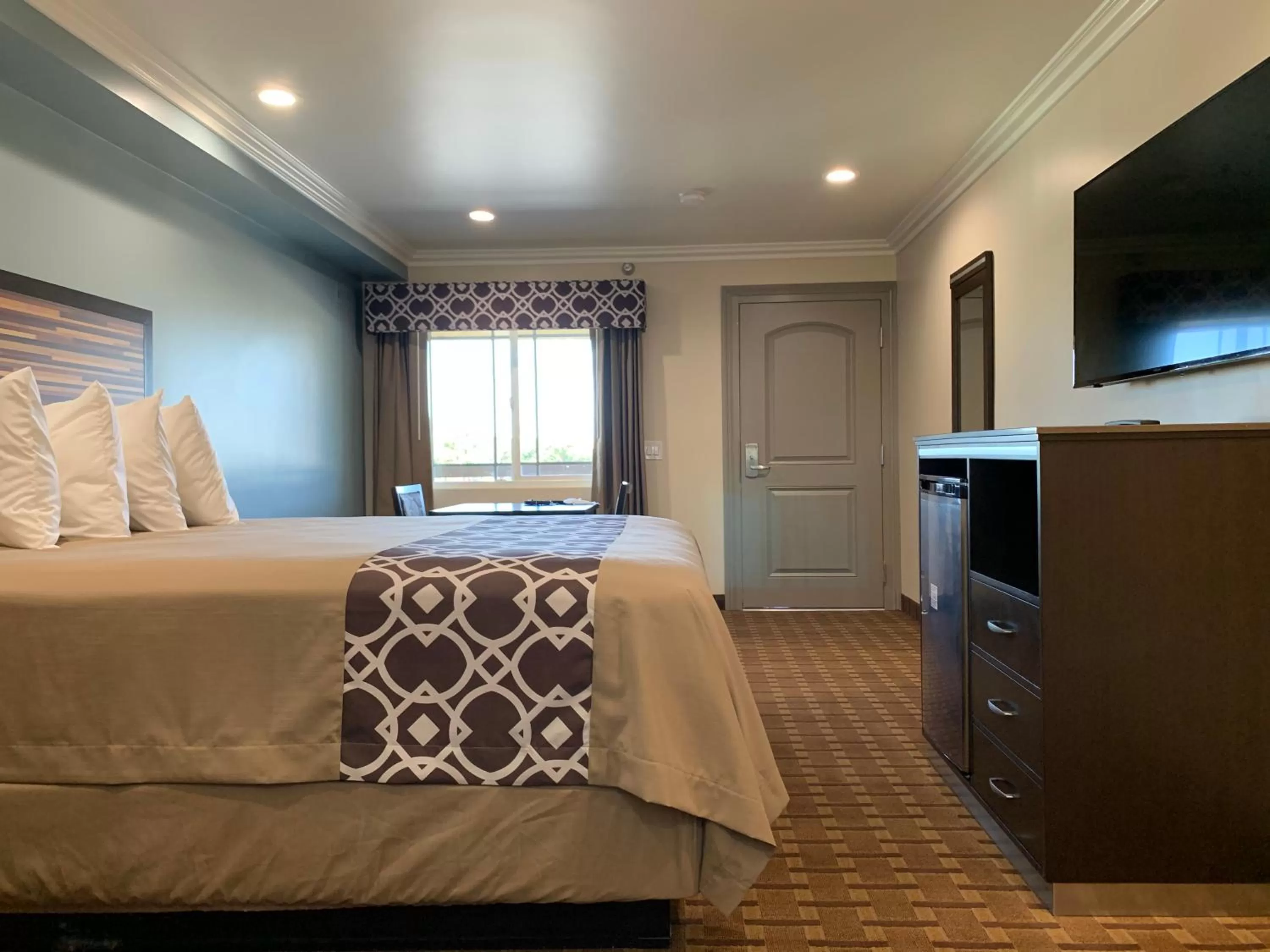 Bed in Industry Inn & Suites