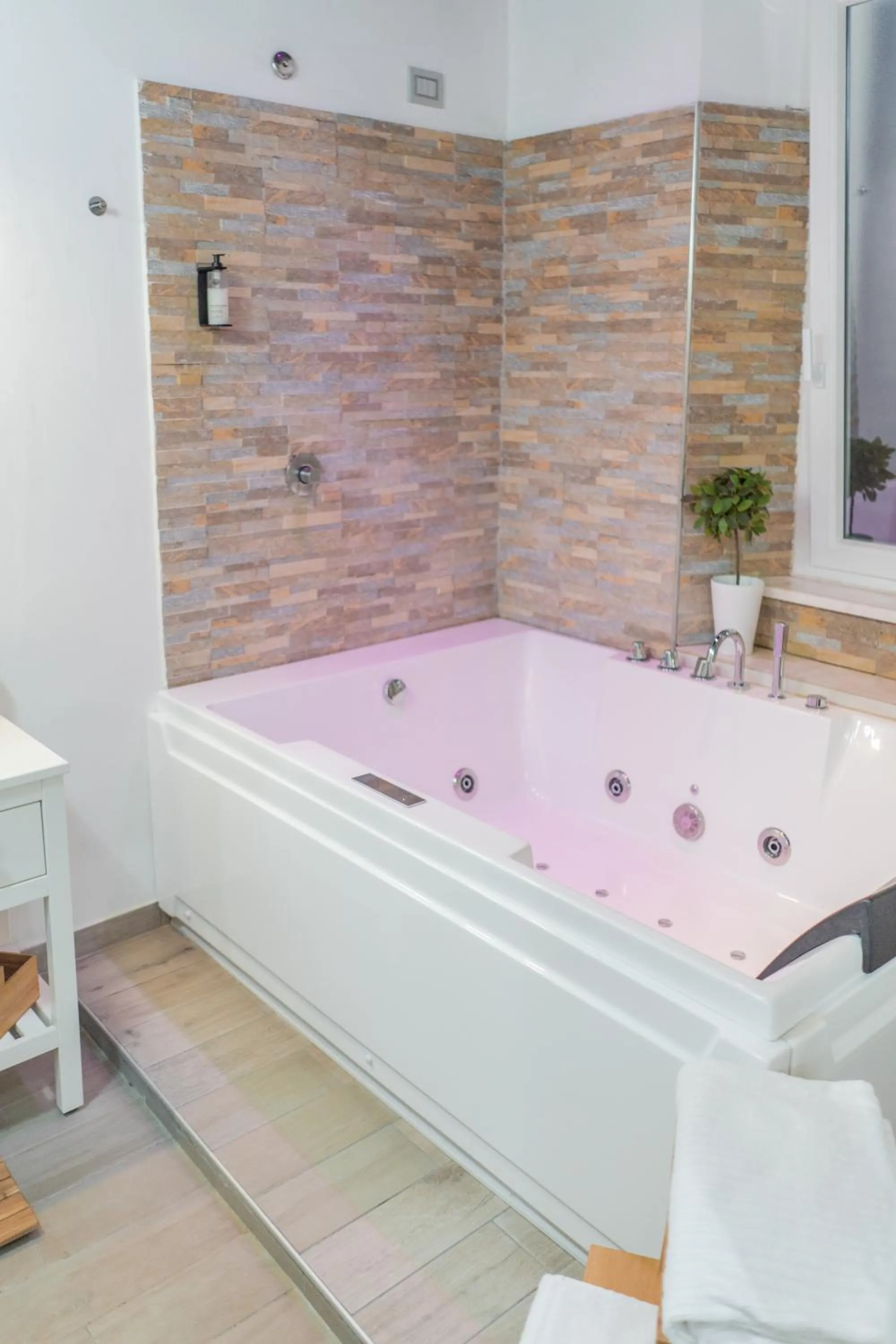 Hot Tub in iRooms - Spanish Steps