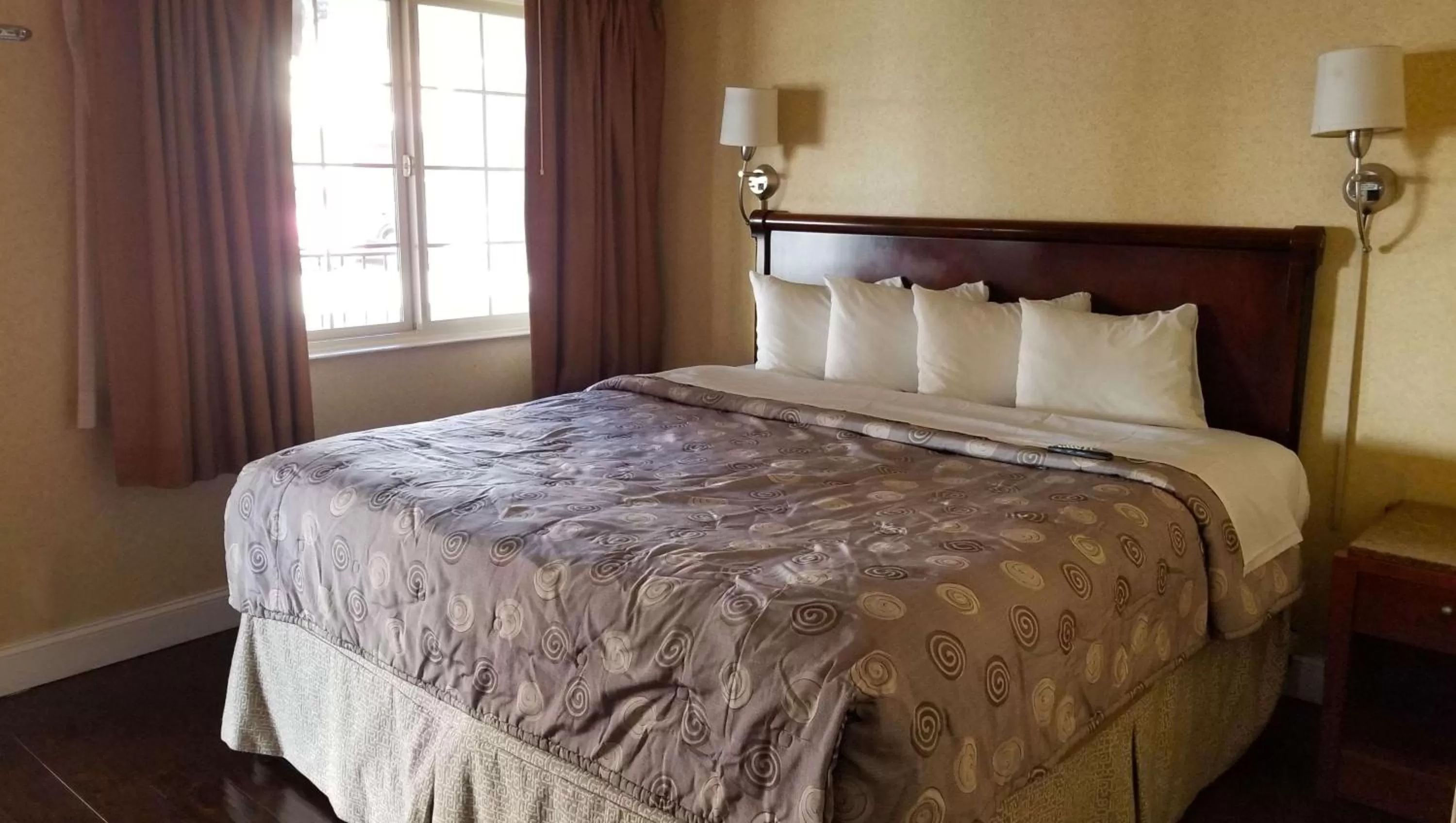 Photo of the whole room, Bed in Pacific Heights Inn