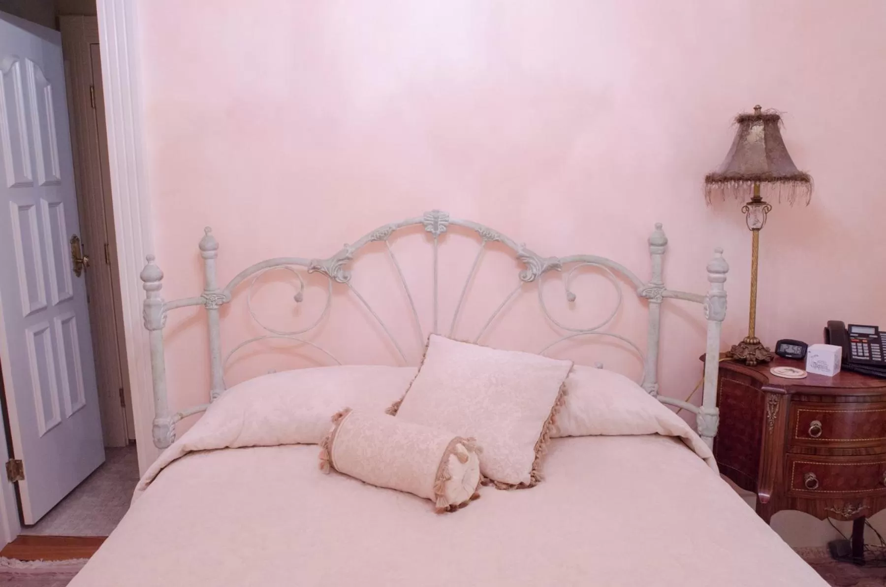 Bed in The Hotel Magnolia