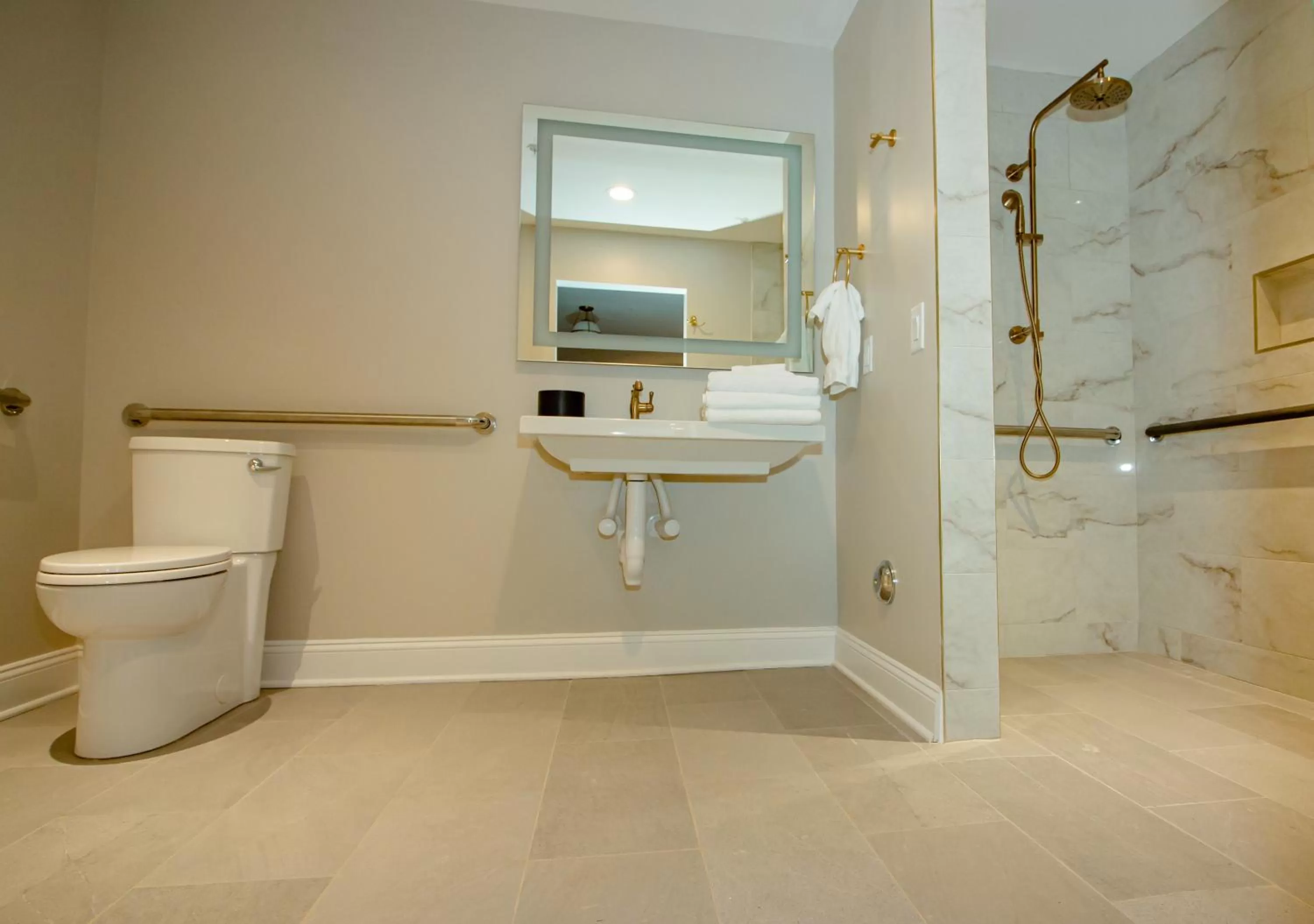 Queen Room - Disability Access in The Colonial Inn