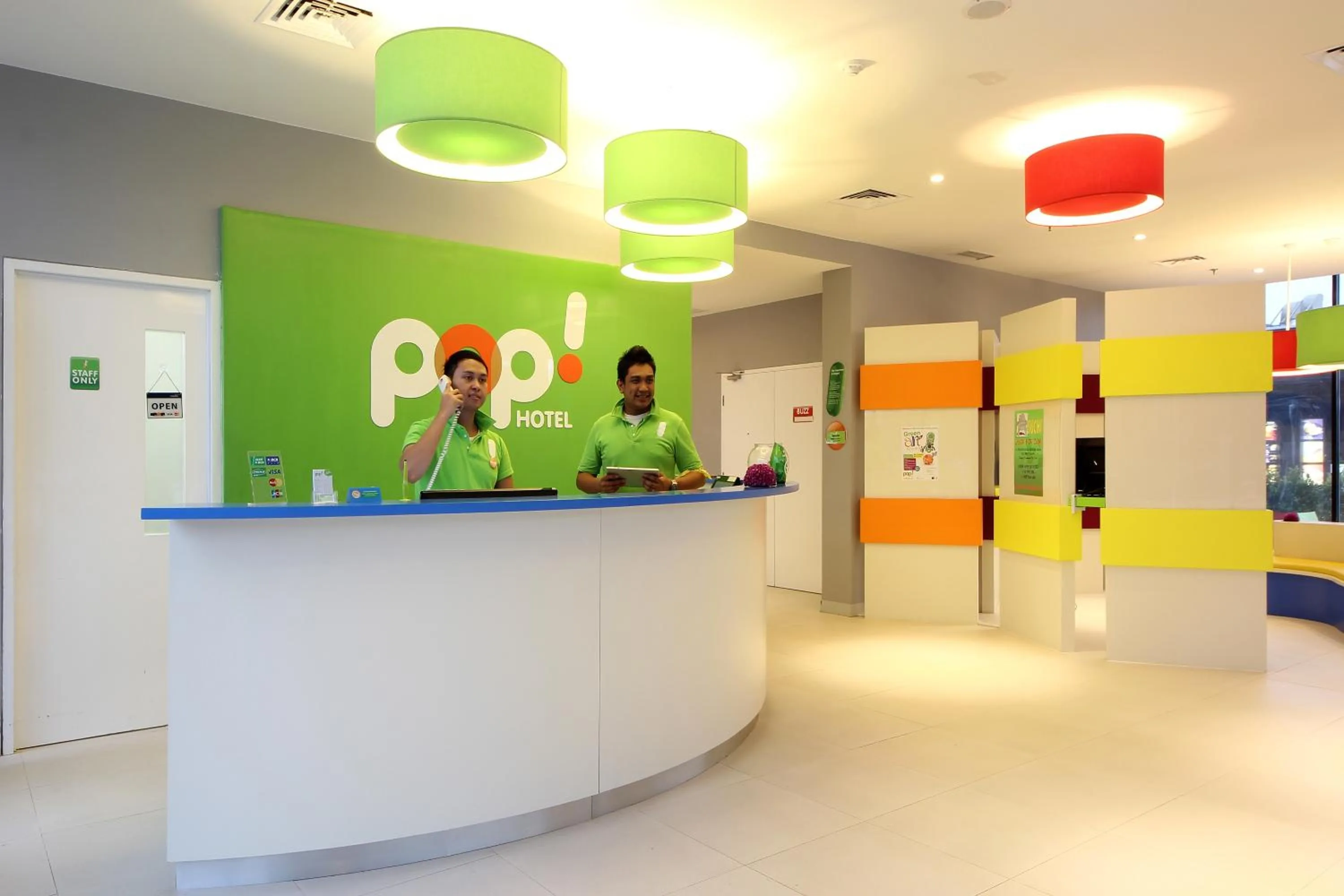 Lobby or reception in POP! Hotel BSD City Tangerang