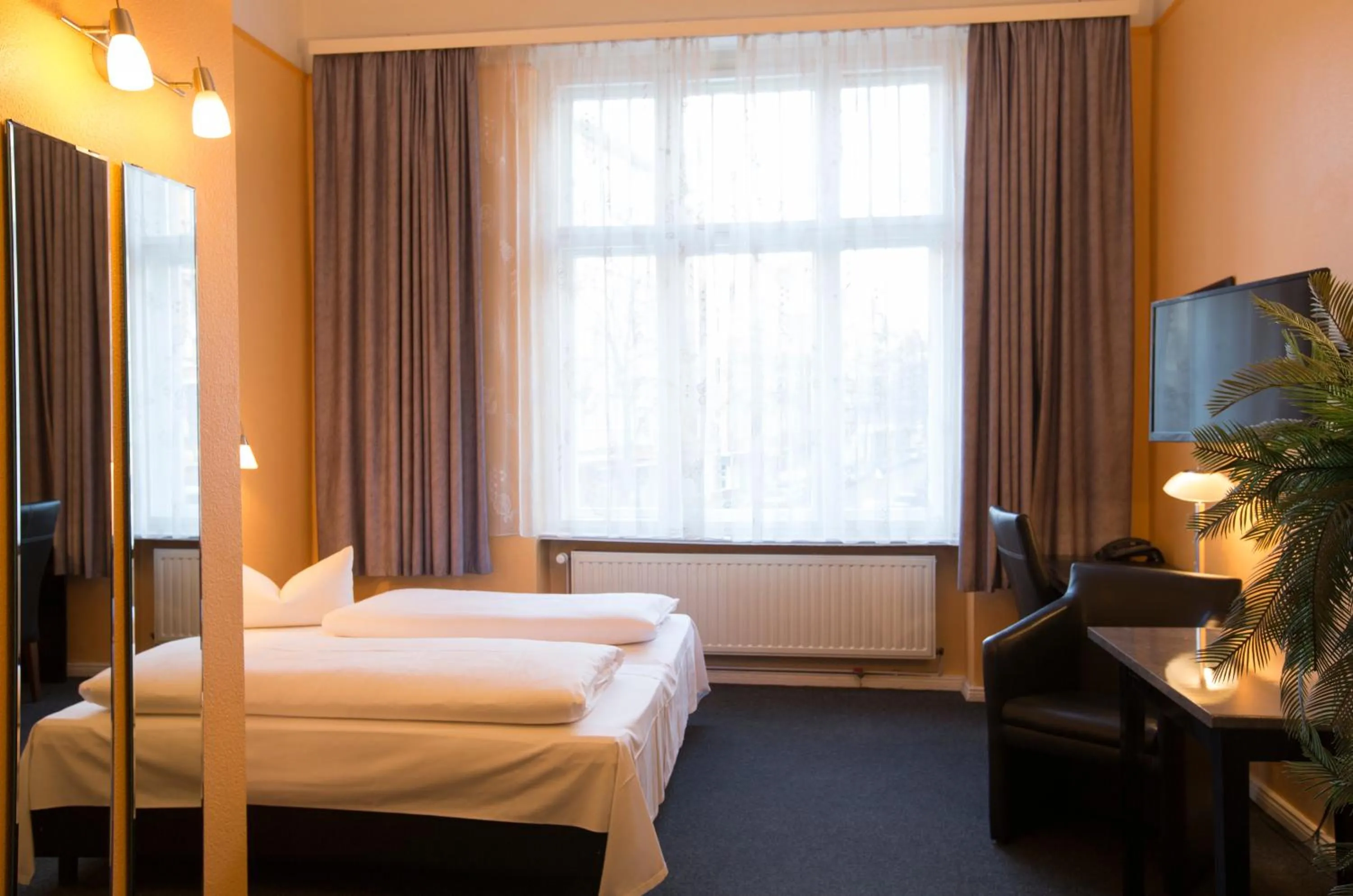 Bedroom, Bed in Hotel am Hermannplatz