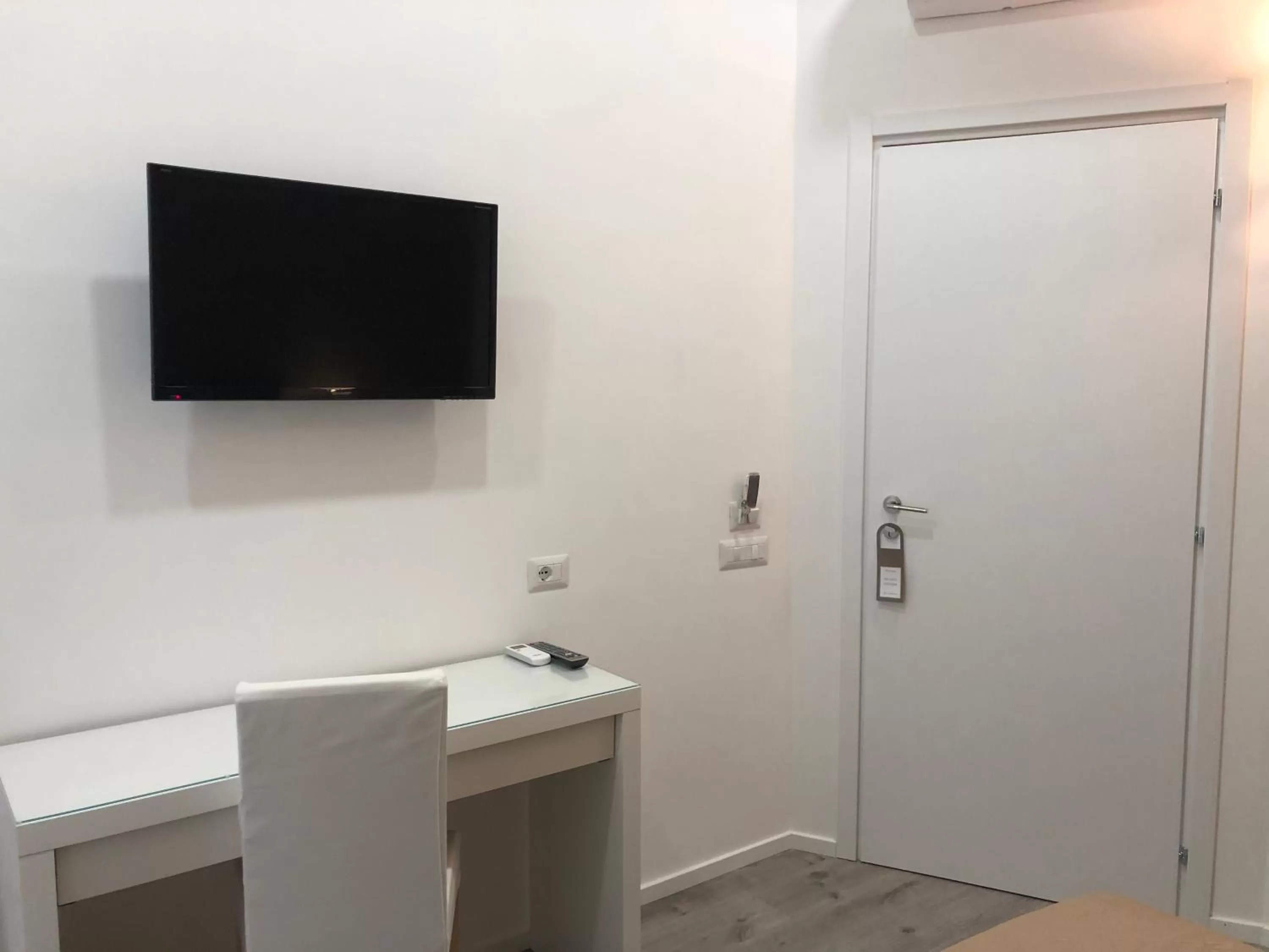 TV and multimedia, TV/Entertainment Center in b&b don Mimì