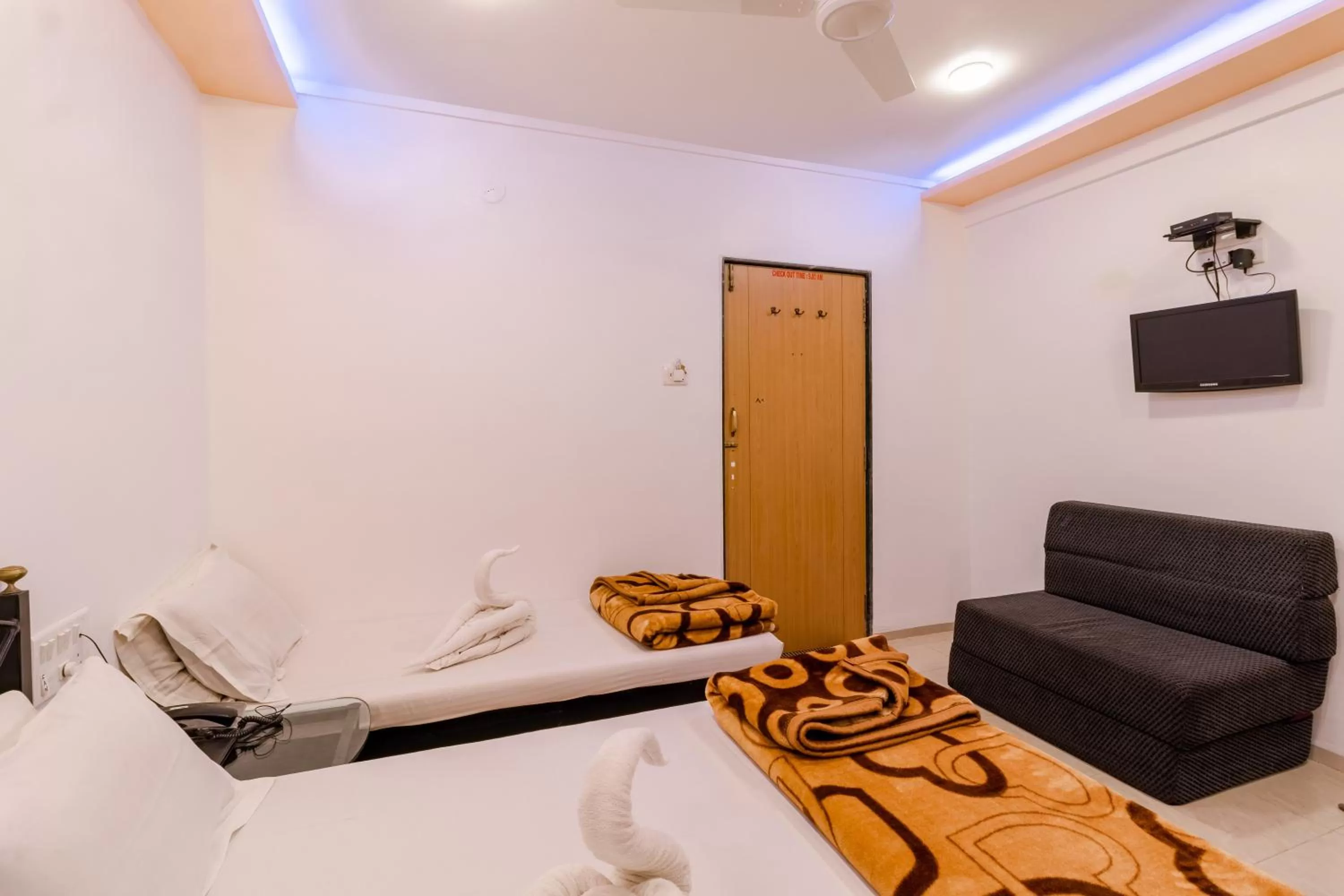 Bed in Hotel Vyankatesh & Pure Veg Restaurant