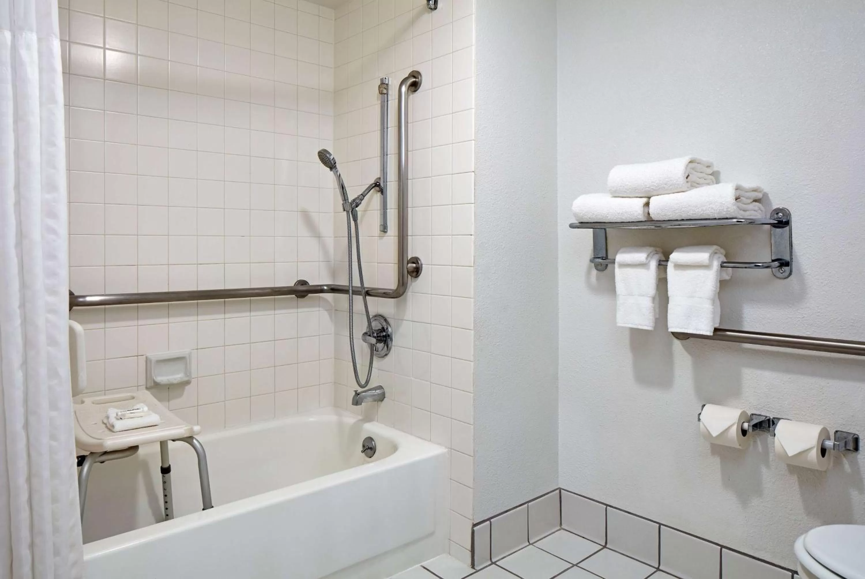 Photo of the whole room in La Quinta by Wyndham Thousand Oaks-Newbury Park