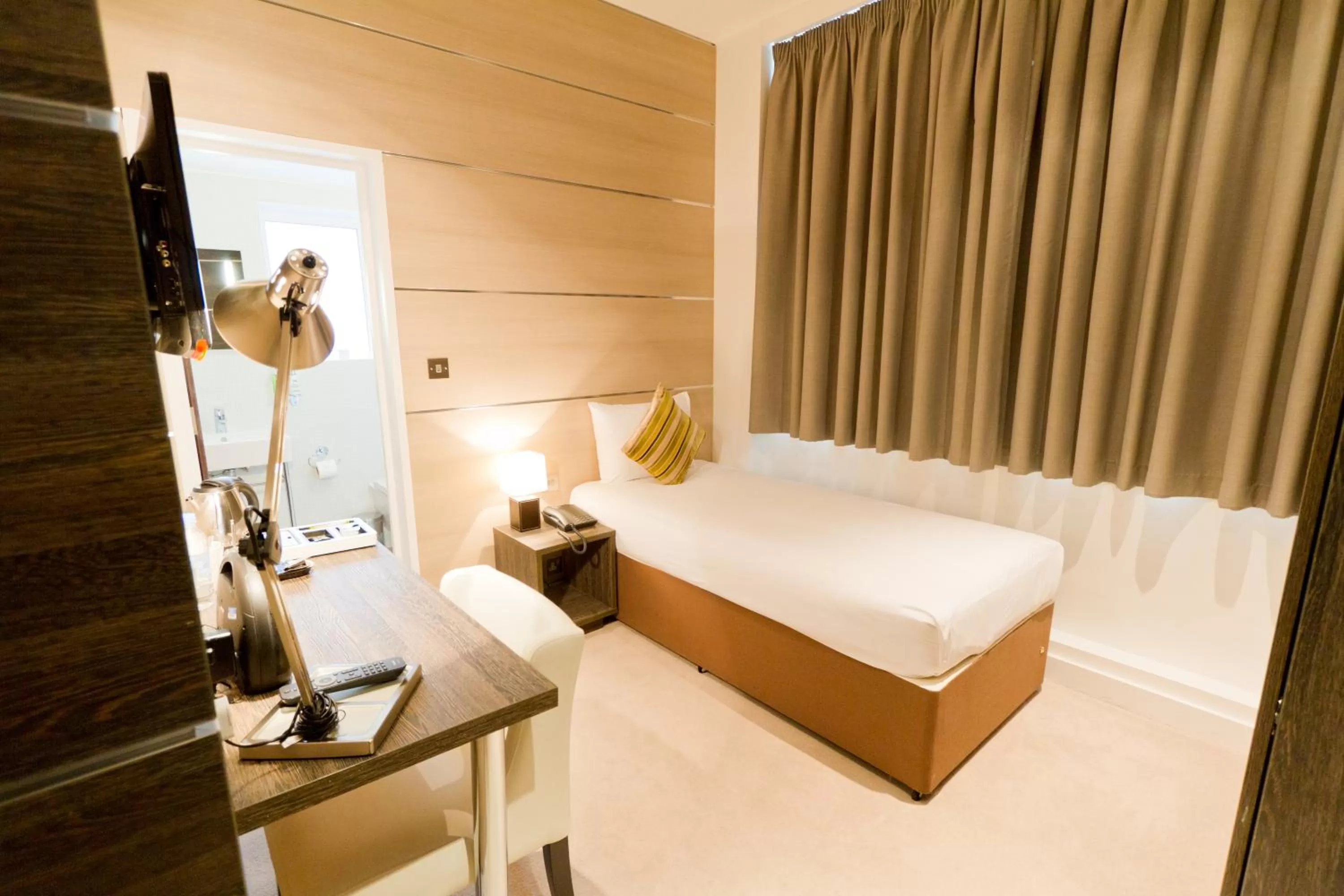 Bedroom, Bed in The Wesley Euston