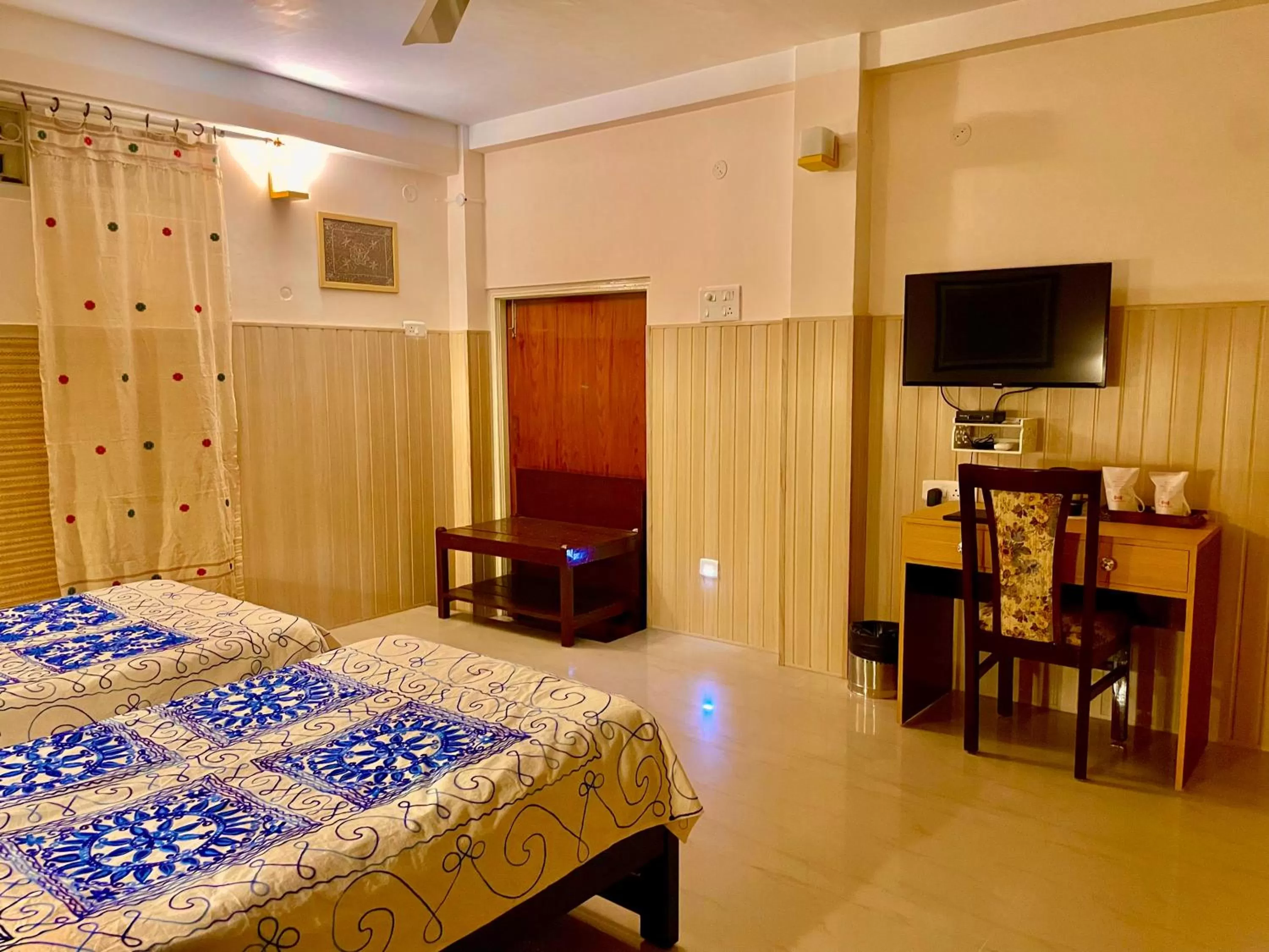 Photo of the whole room, TV/Entertainment Center in Bougainvillea