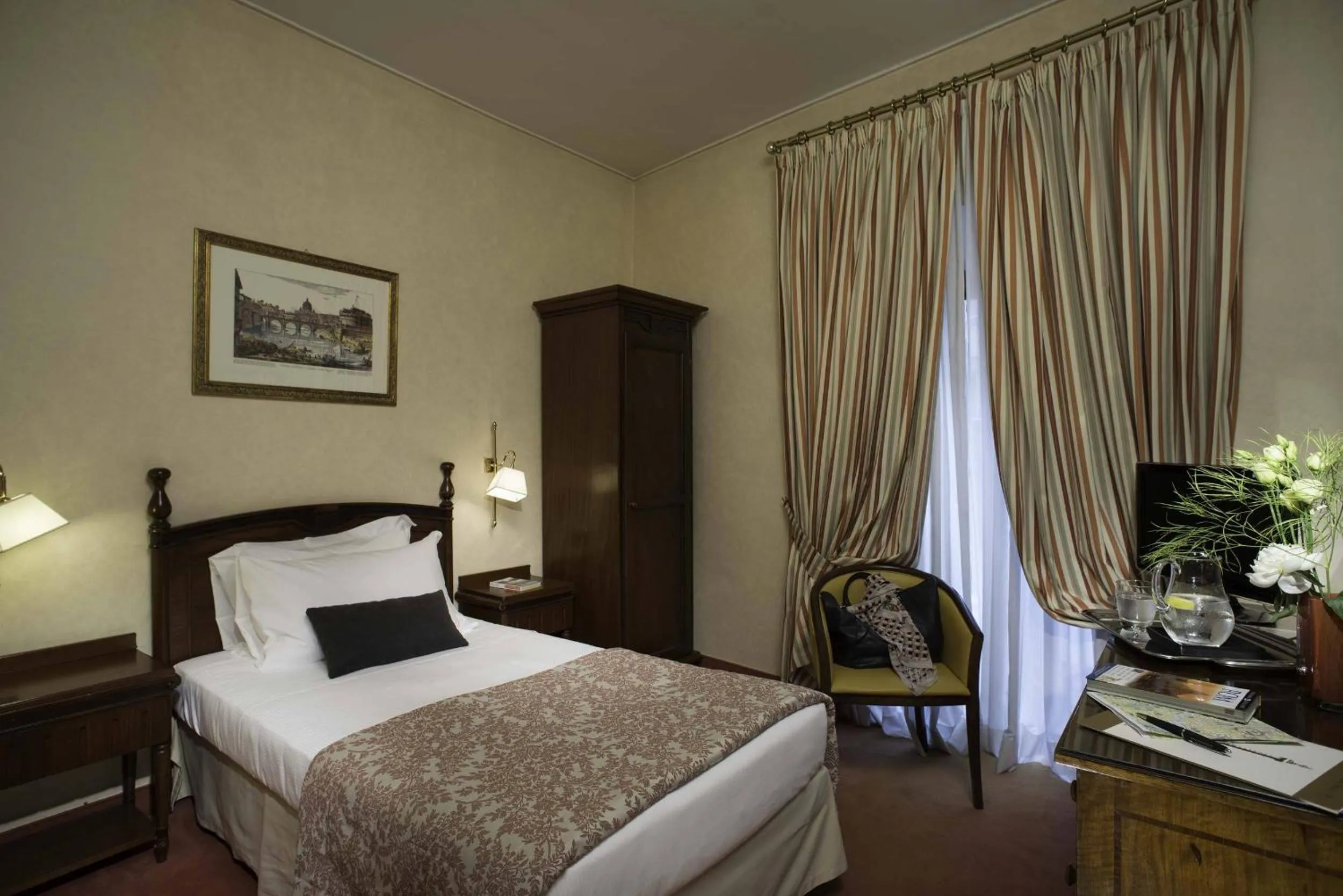 Photo of the whole room, Bed in Colonna Palace Hotel