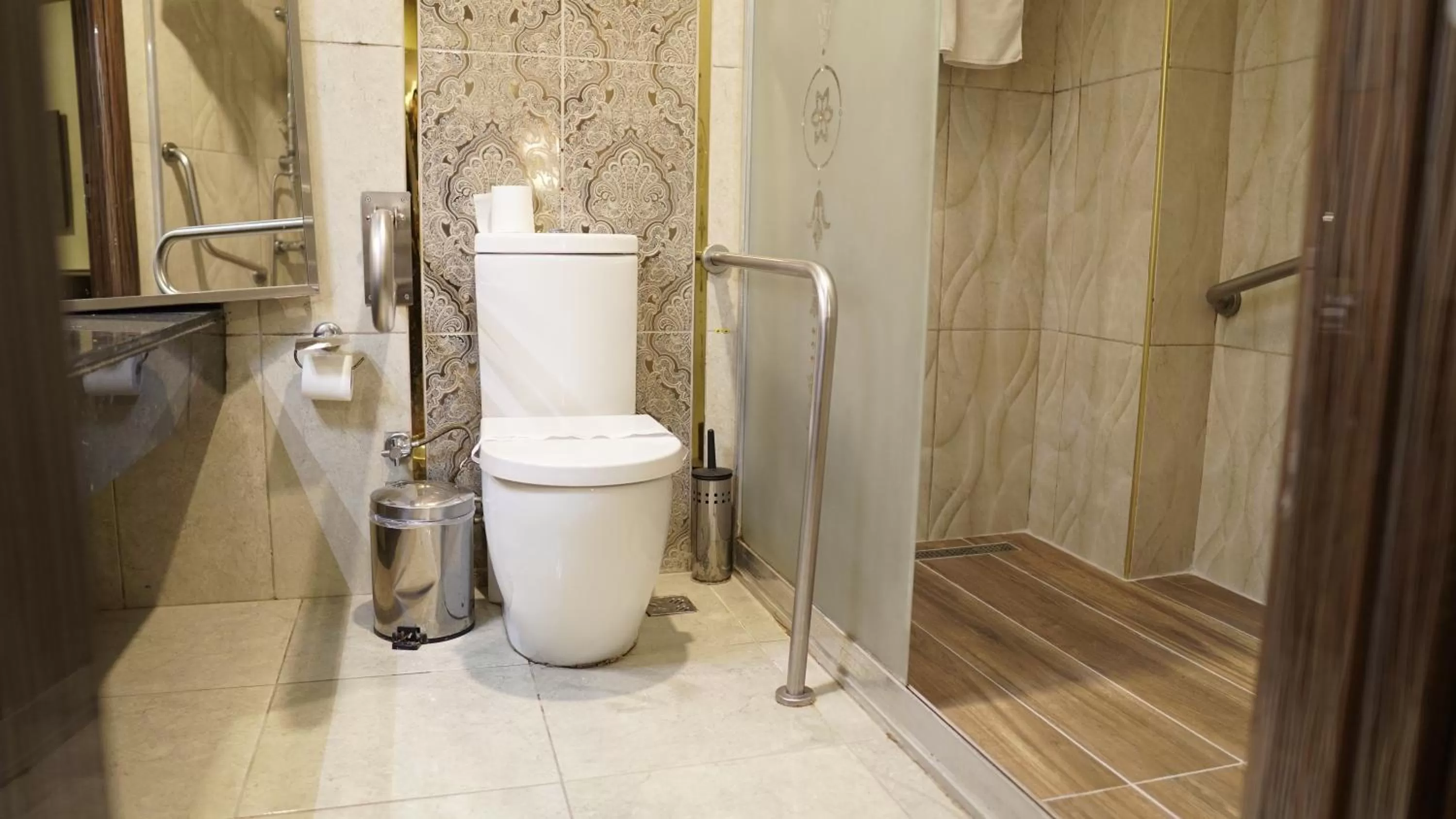 Shower in Green Prusa Hotel