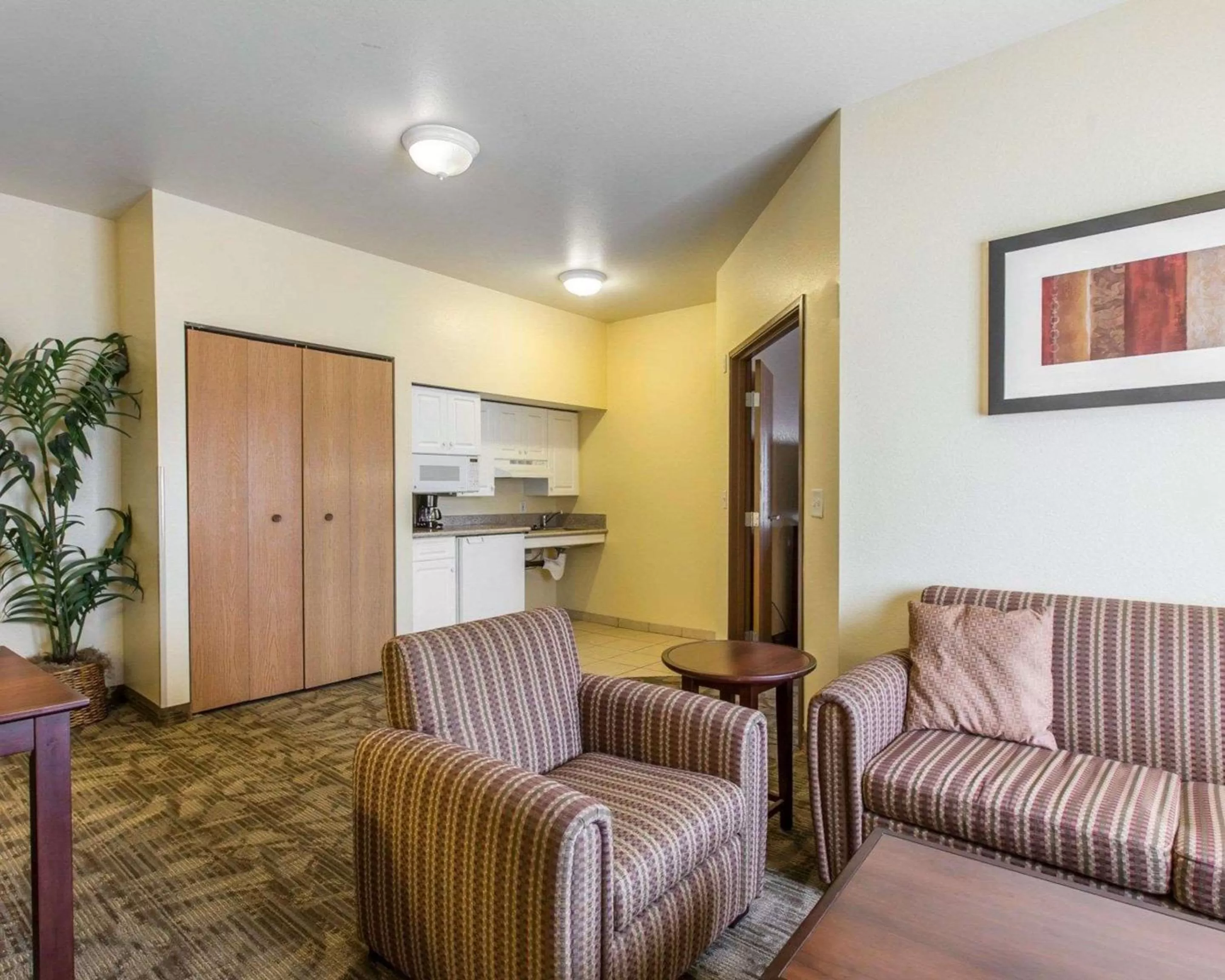 Living room in Comfort Suites Palm Desert I-10