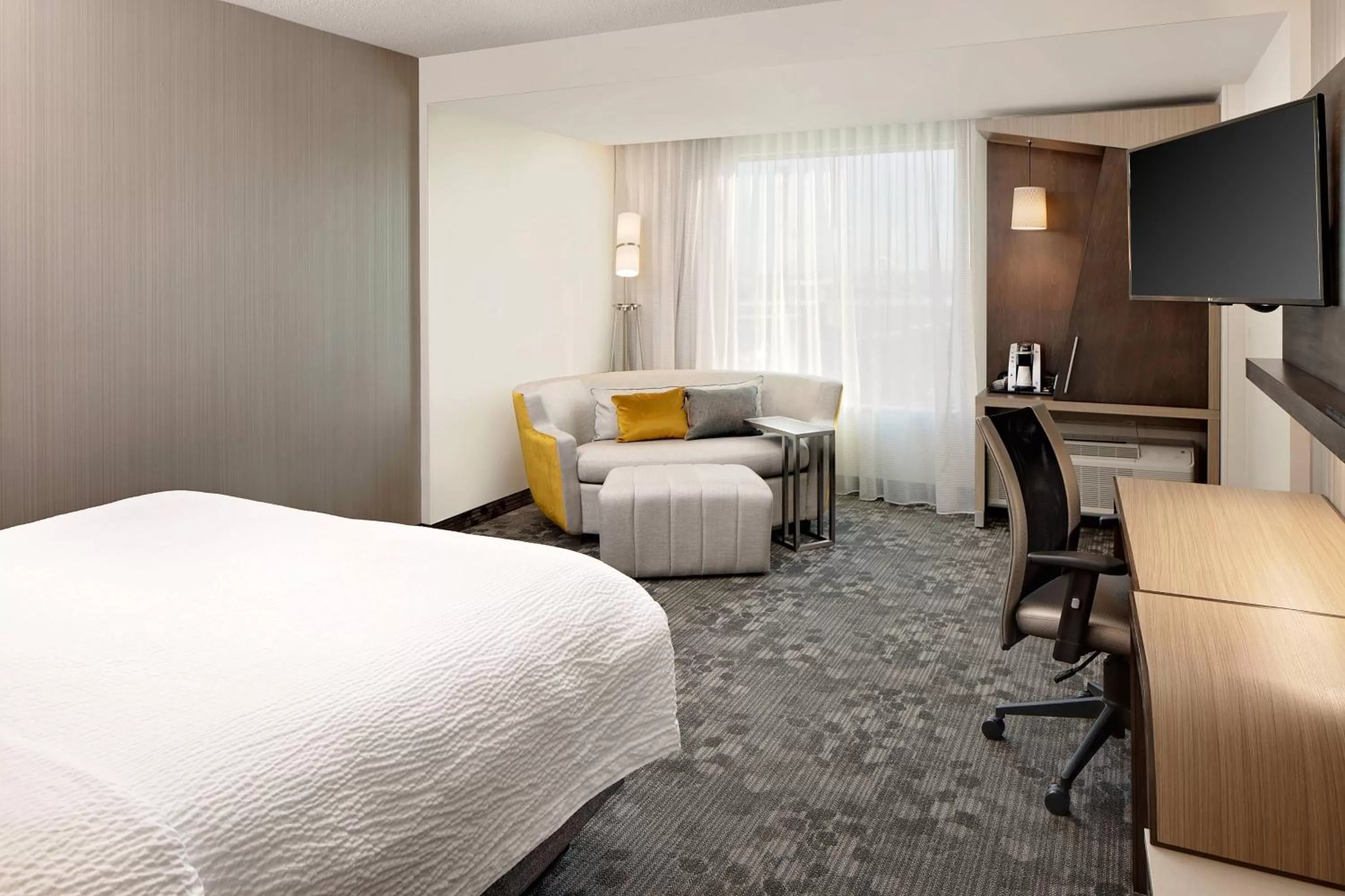 Superior King Room in Courtyard by Marriott Dallas Downtown/Reunion District