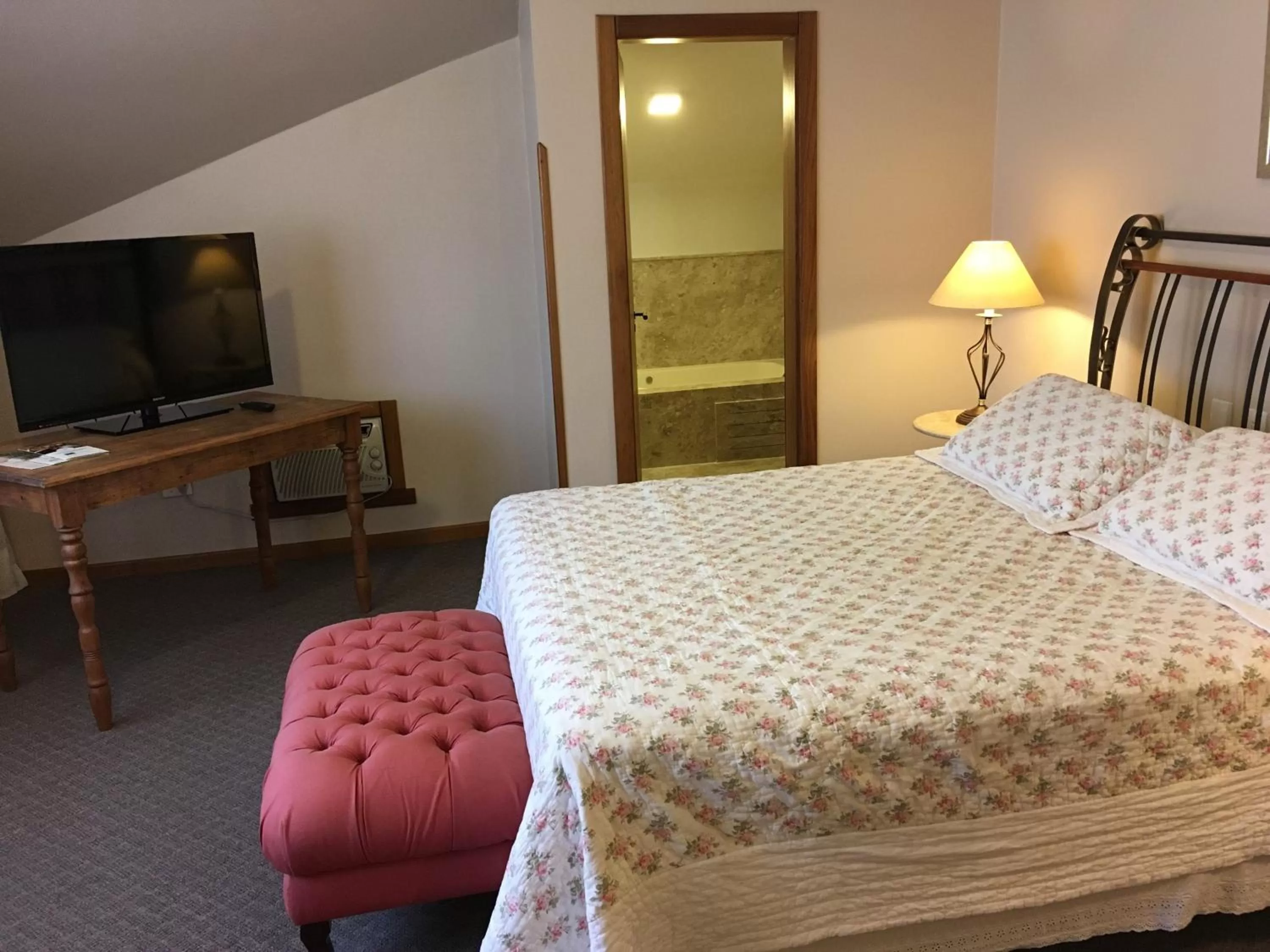 Bed in Farina Park Hotel