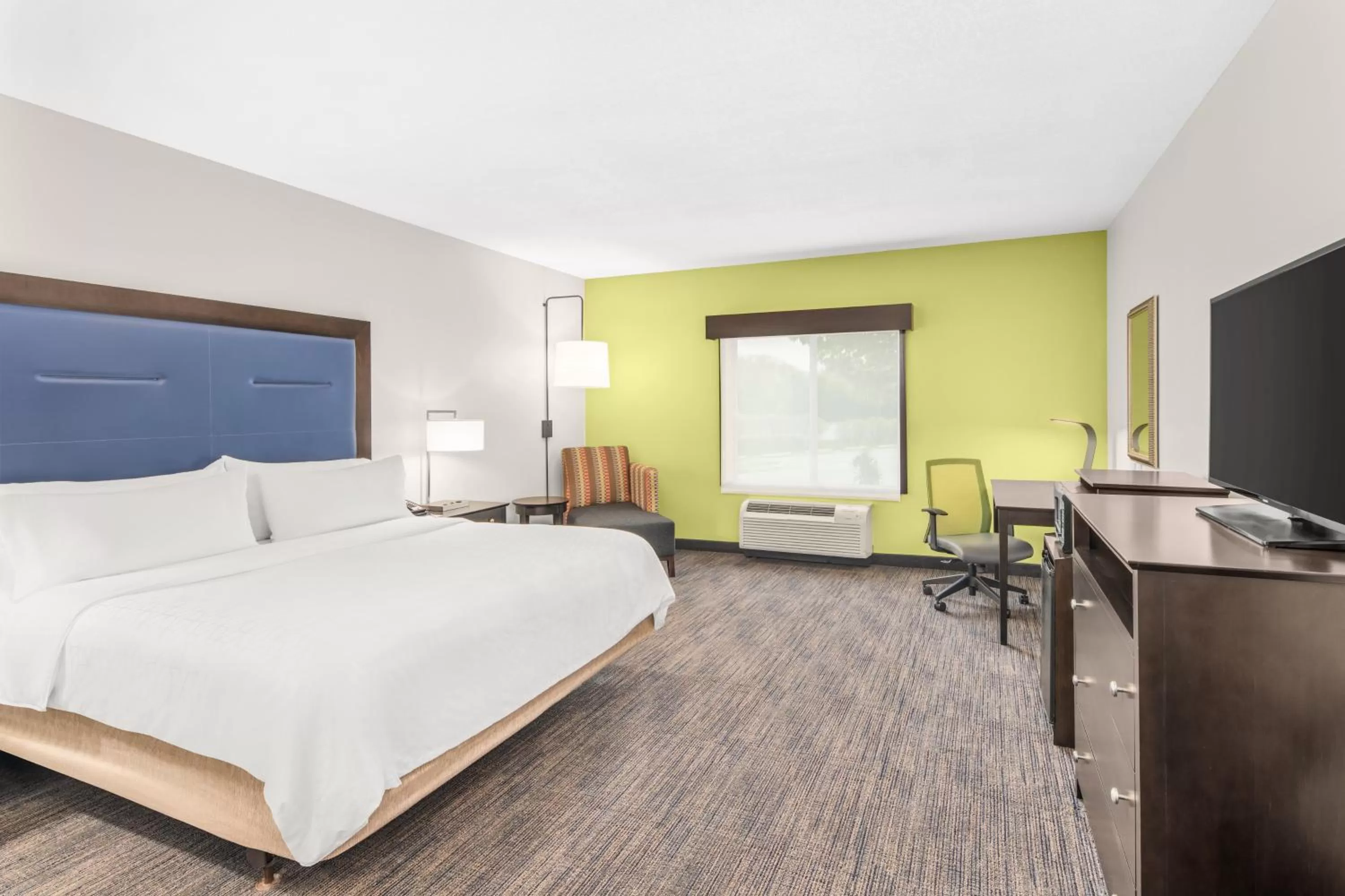 Photo of the whole room, Bed in Holiday Inn Express & Suites Wilmington-Newark by IHG