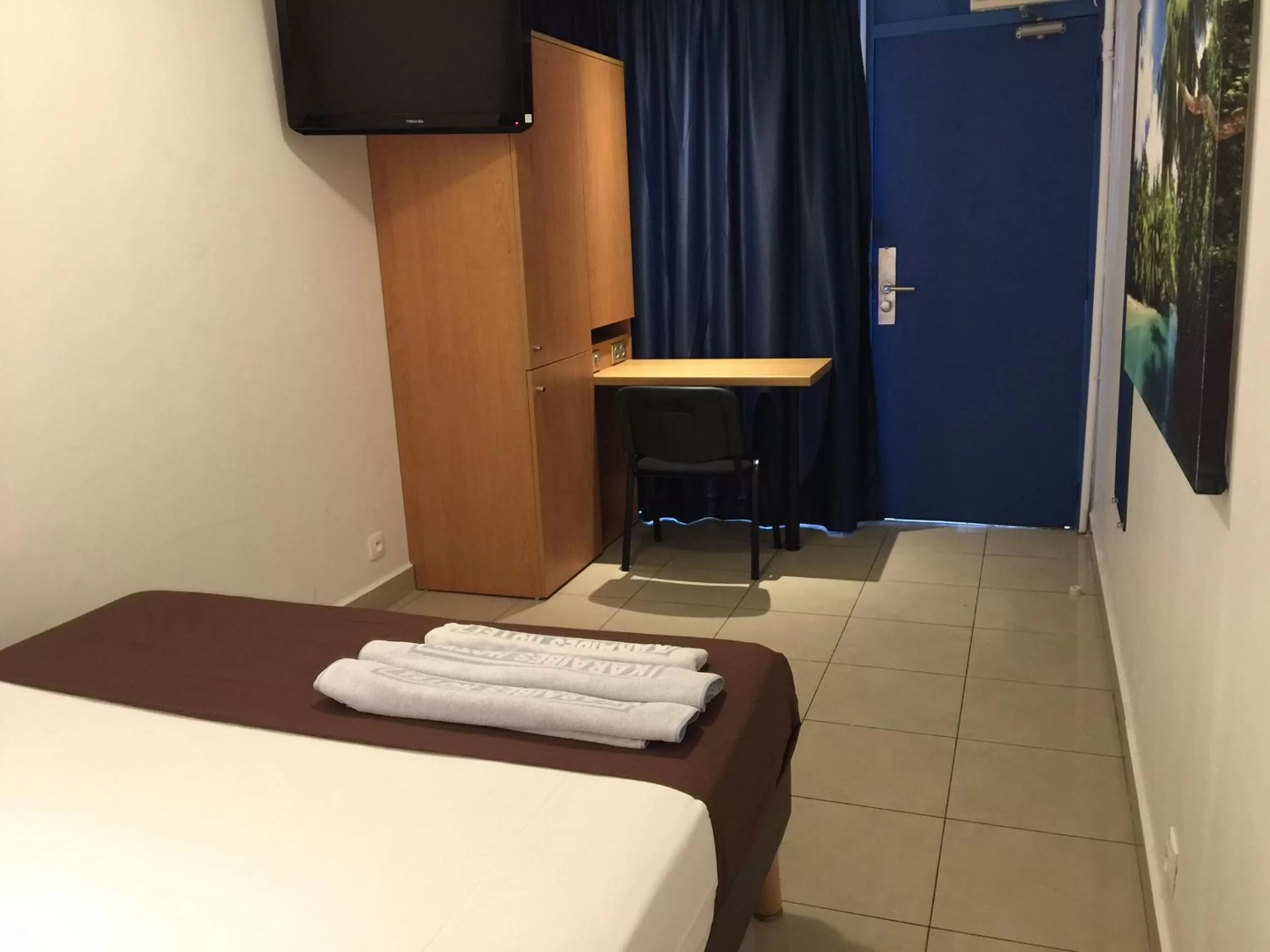 Photo of the whole room, Bed in Karaibes Hotel