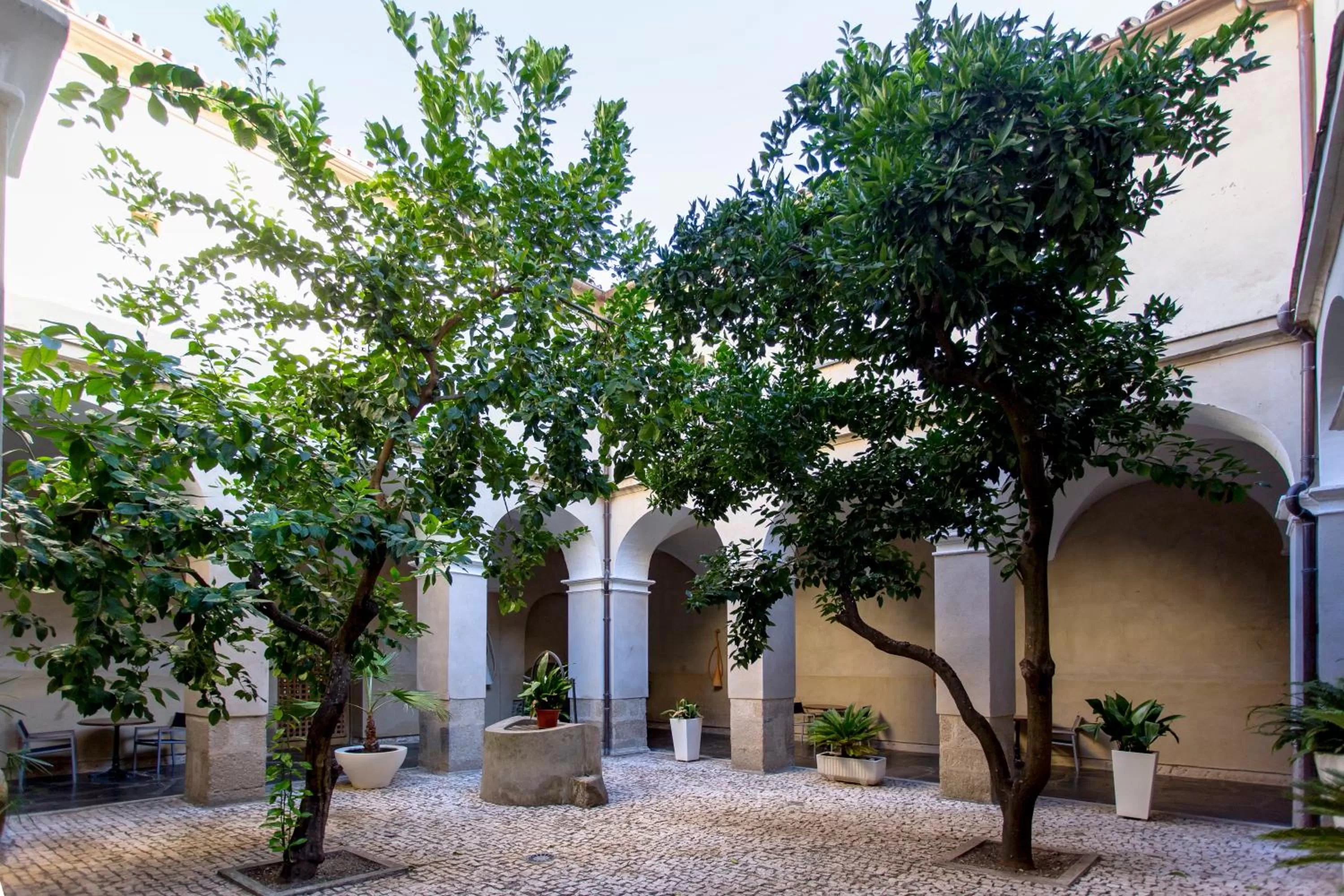Patio in Hotel Conventual de Alcántara