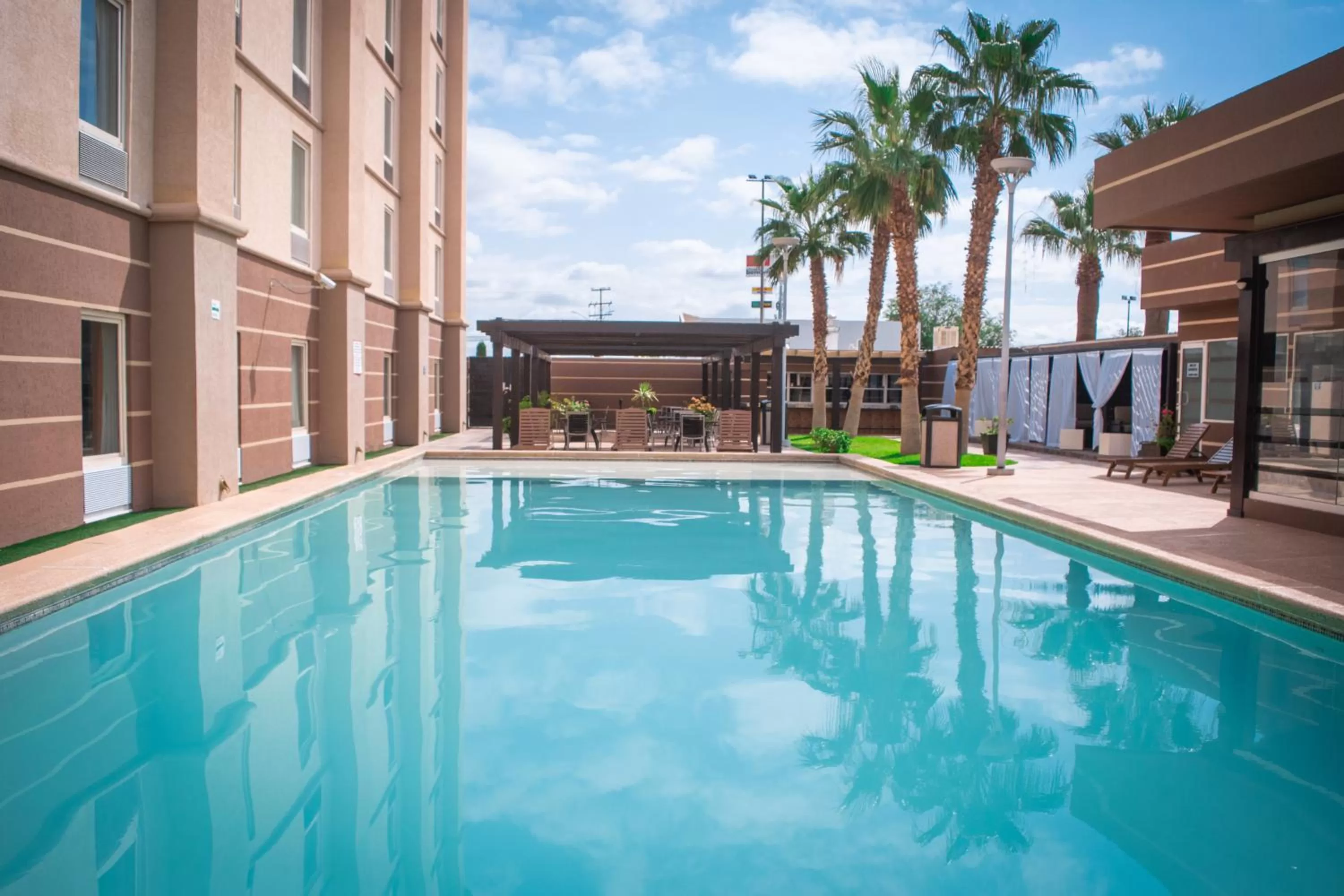 Swimming Pool in Hotel Mesaluna Near American Consulate