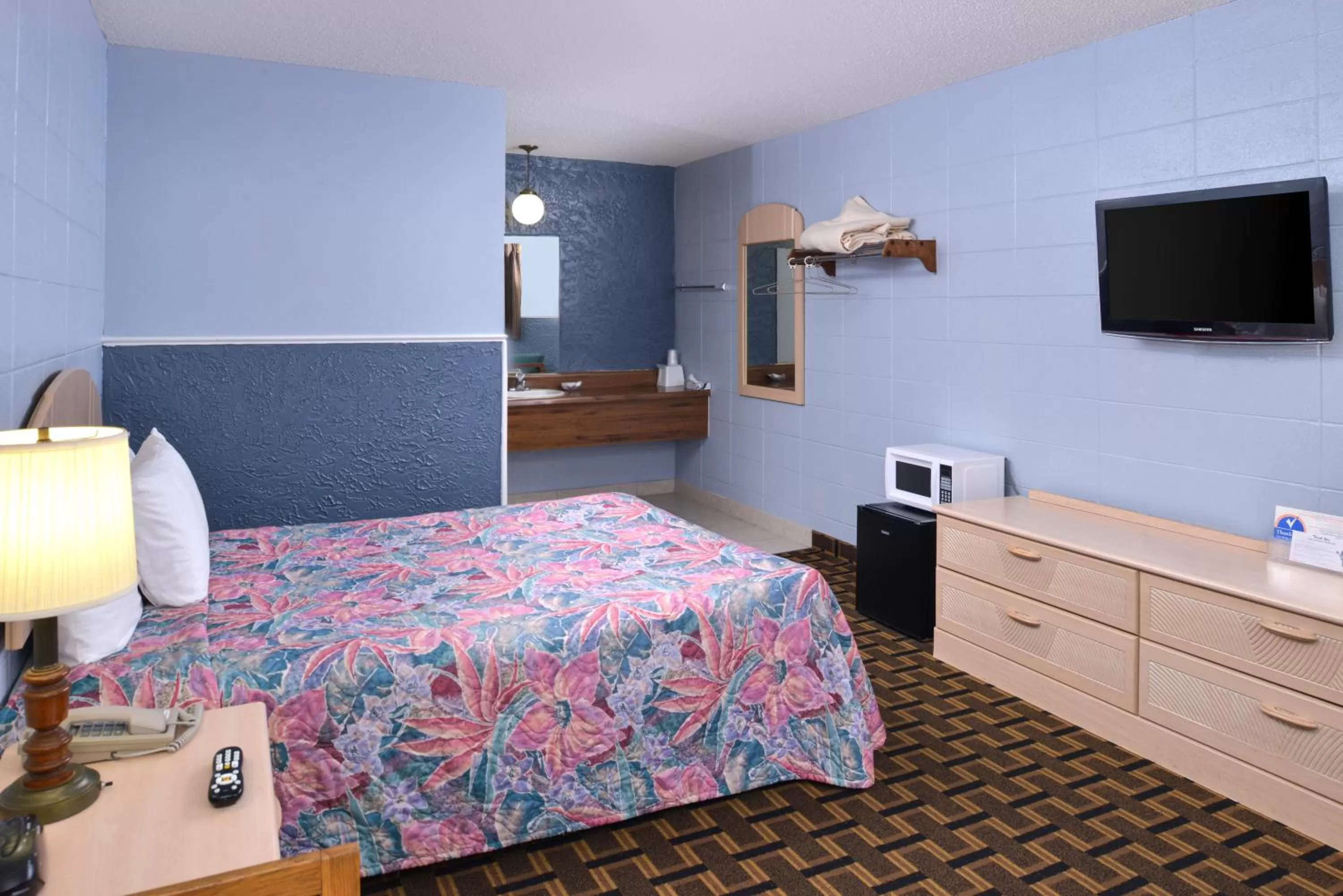 Bedroom, Bed in Americas Best Value Inn & Suites Branson - Near the Strip