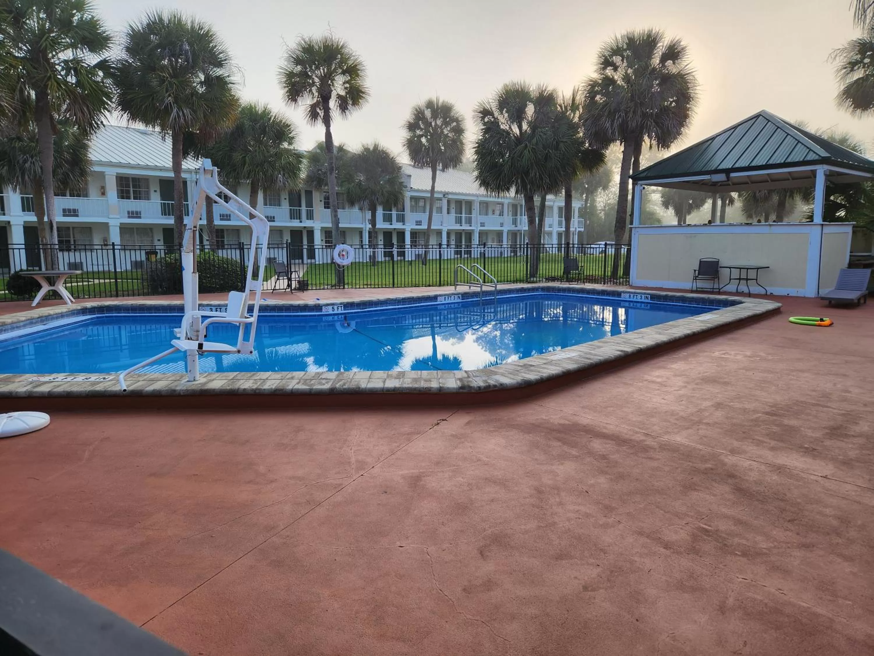 Swimming Pool in Windsor inn of Jacksonville