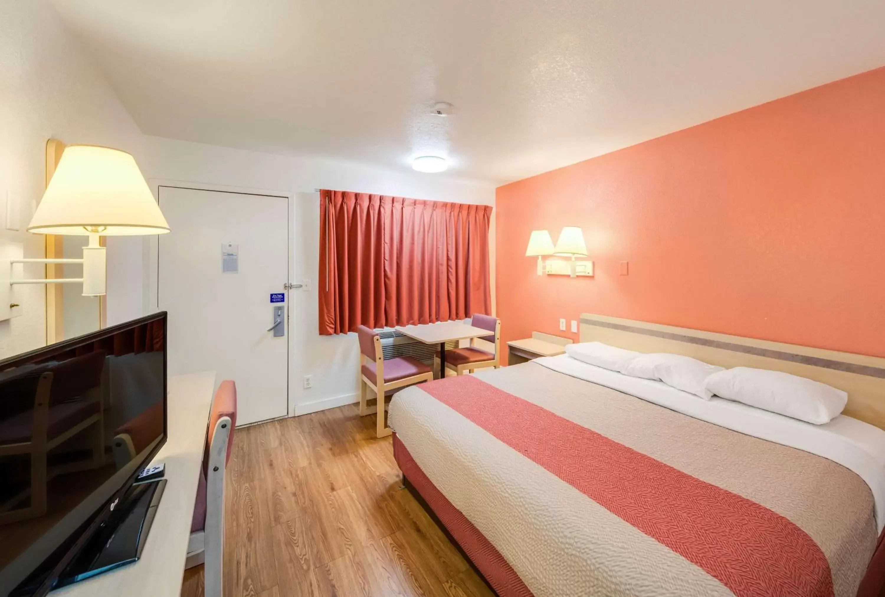 King Room with Roll-in Shower - single occupancy - Disability Access - smoking in Motel 6-Greenville, TX King Room with Roll-in Shower - single occupancy - Disability Access - smoking in Motel 6-Greenville, TX